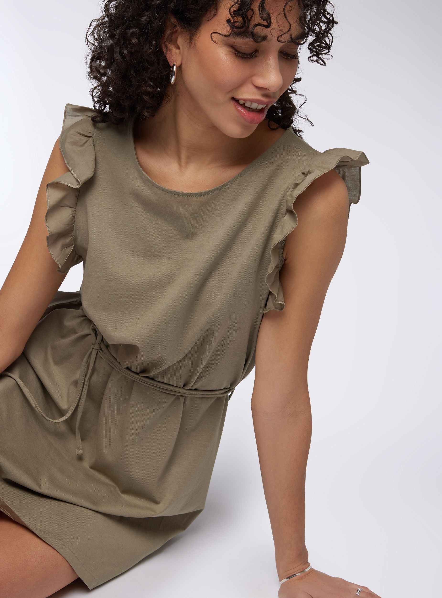 Vestito con cinturina e balze donna