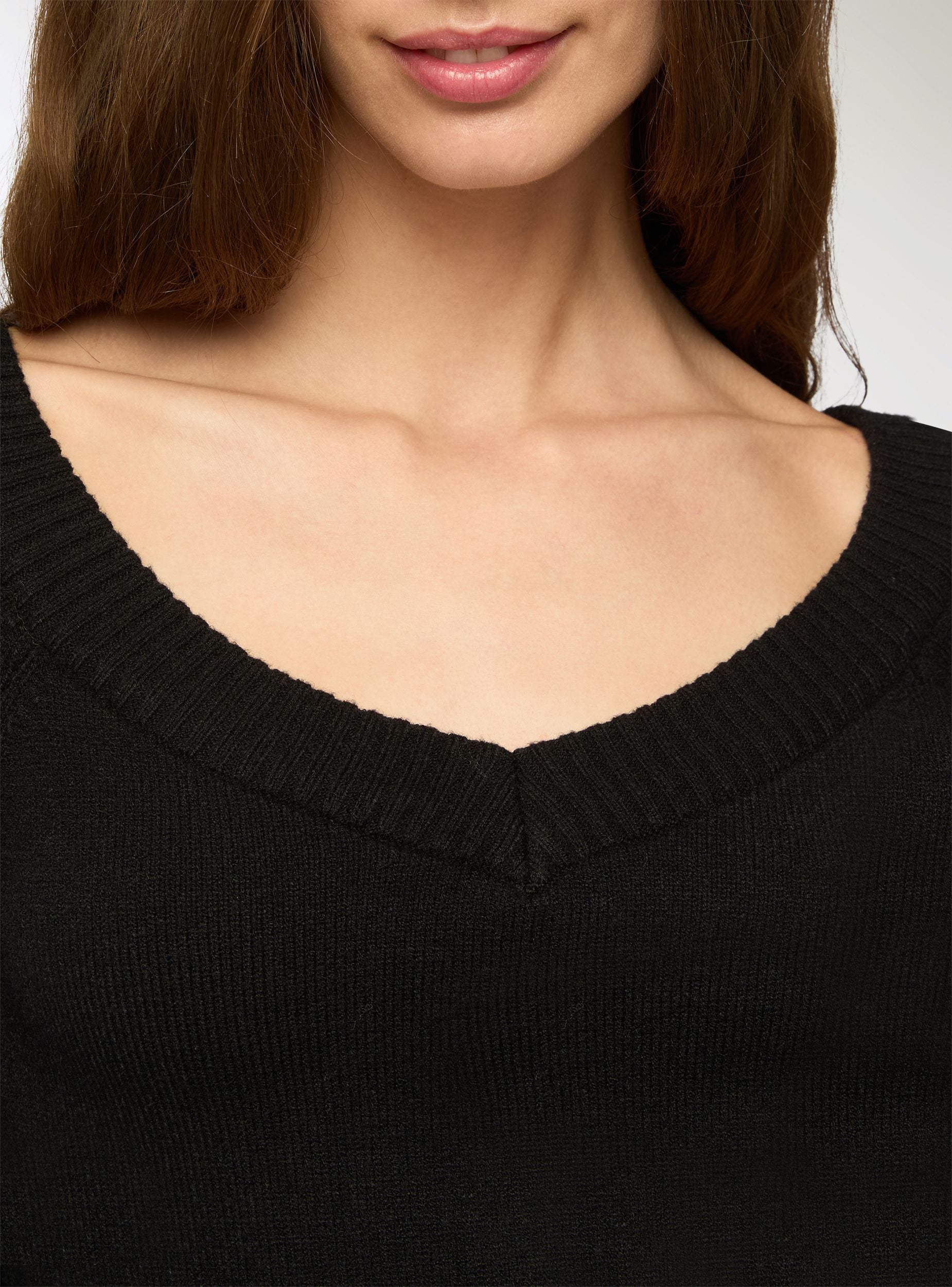 Maglia crop con scollo a V ampio