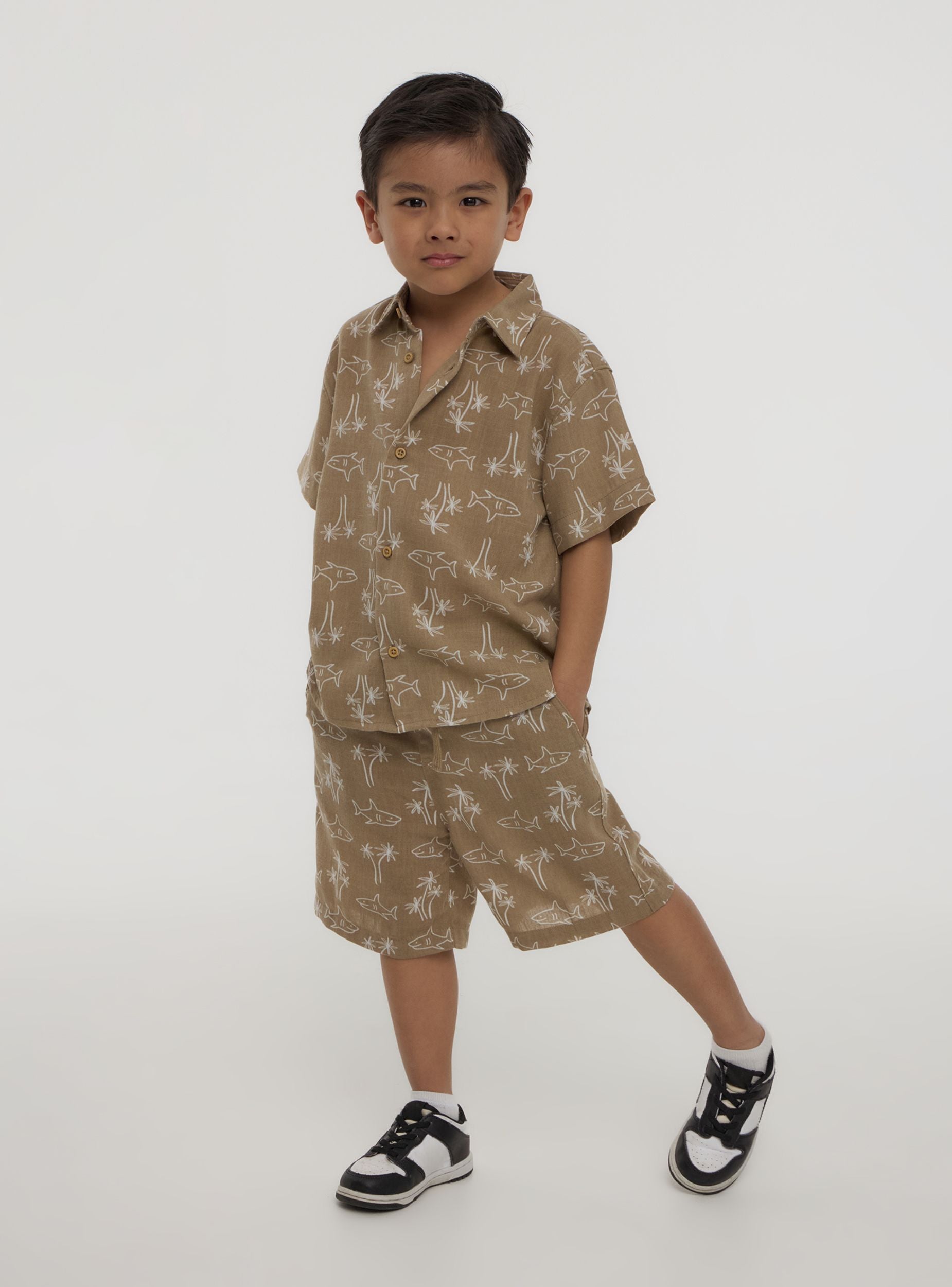 Jogger corti tessuto leggero fantasia squali Var beige