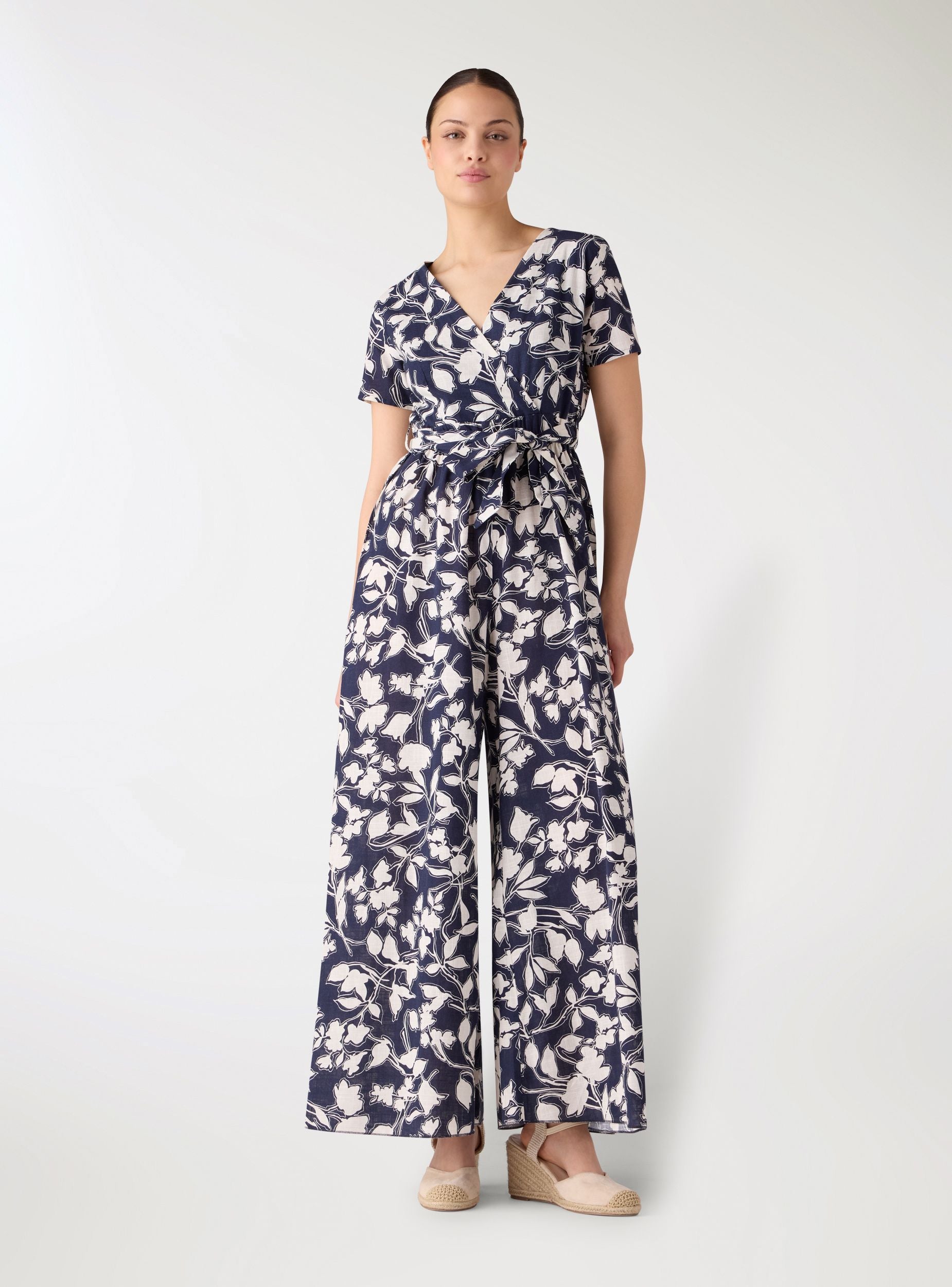 Tuta a fantasia floreale con pantalone wide leg e cintura in vita Var blu scuro donna