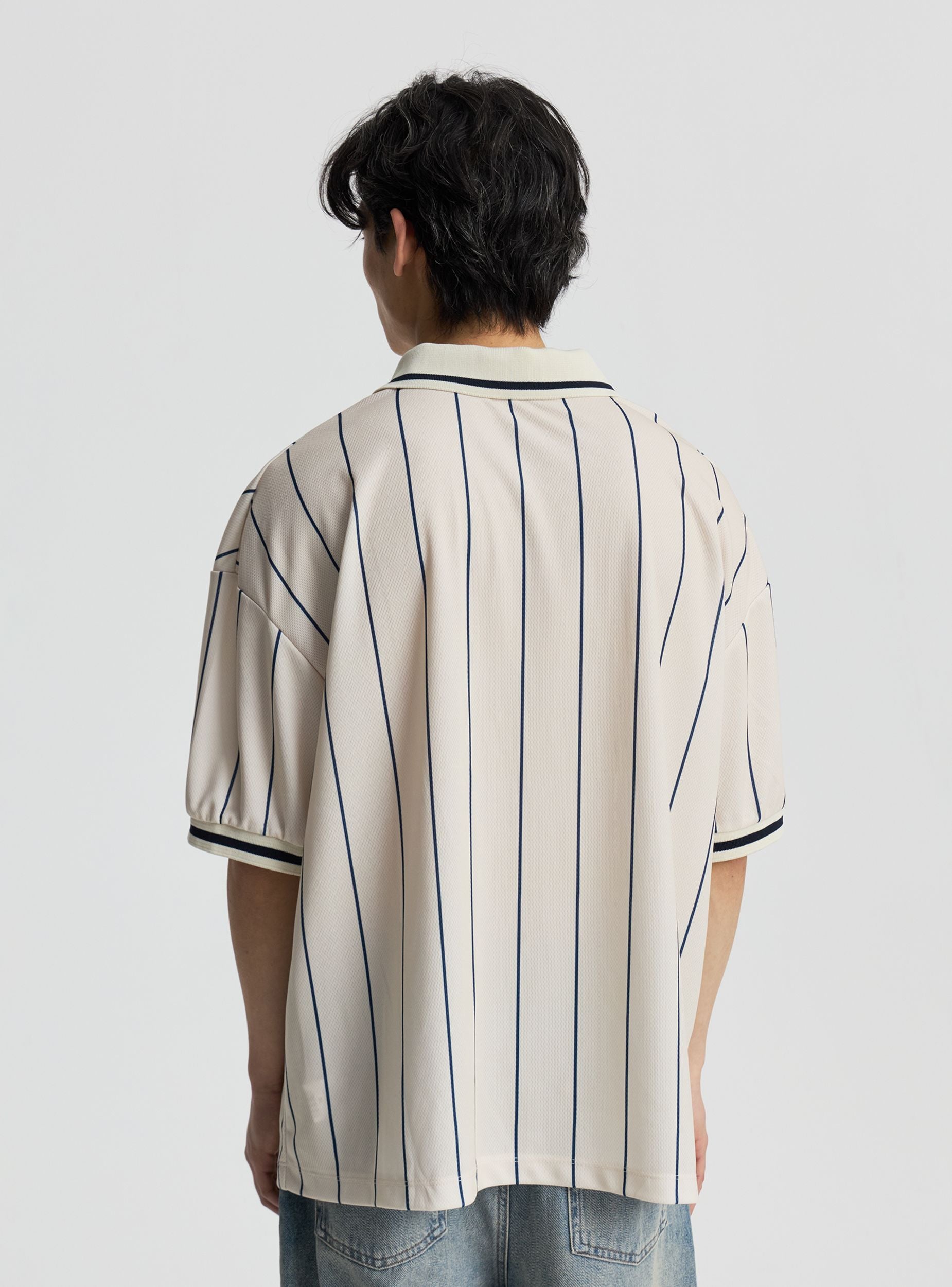 T-shirt stile calcio a righe con stampa lettering e collo polo Bianco lana uomo