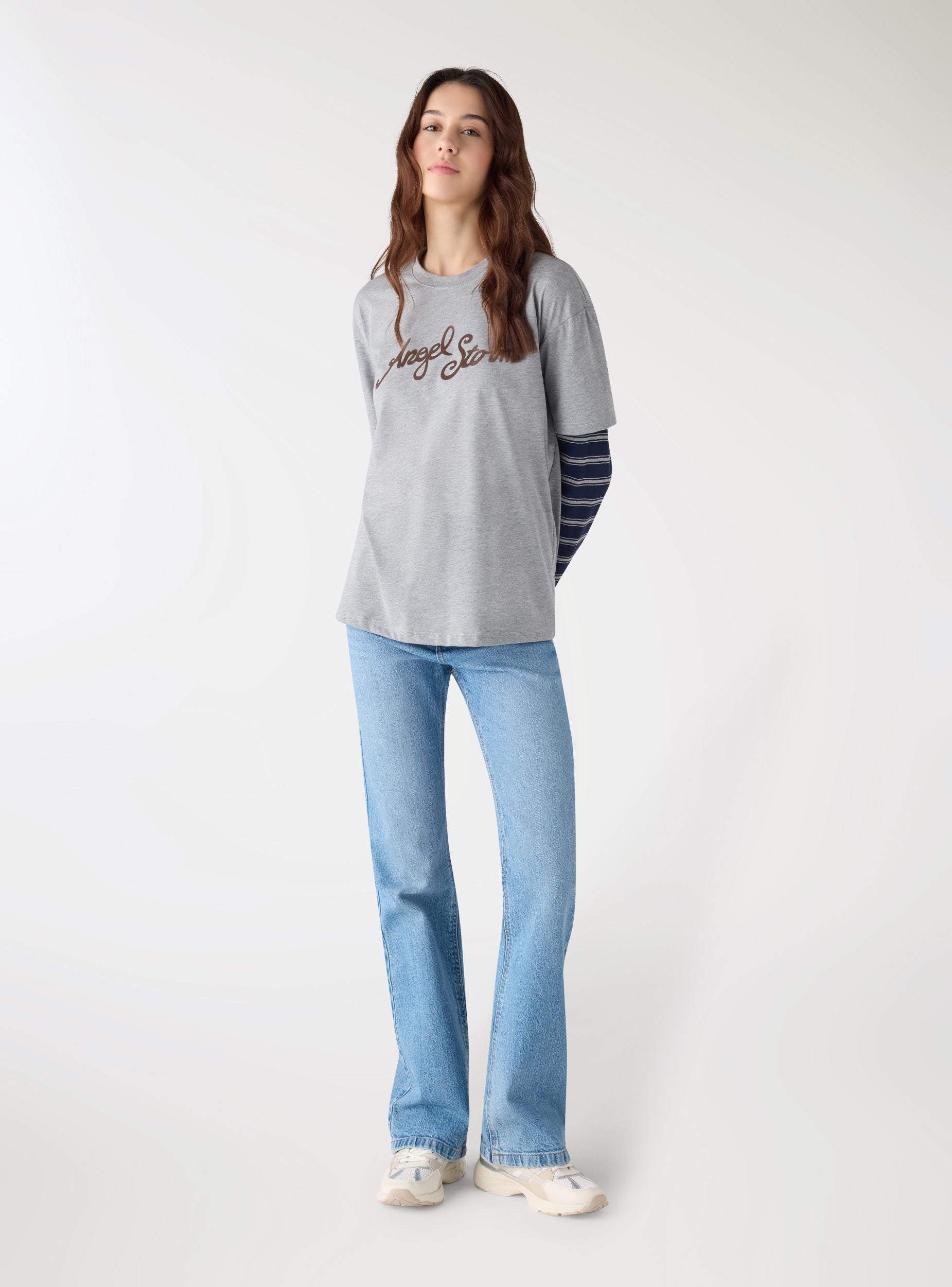 T-shirt con scritta e maniche a righe
