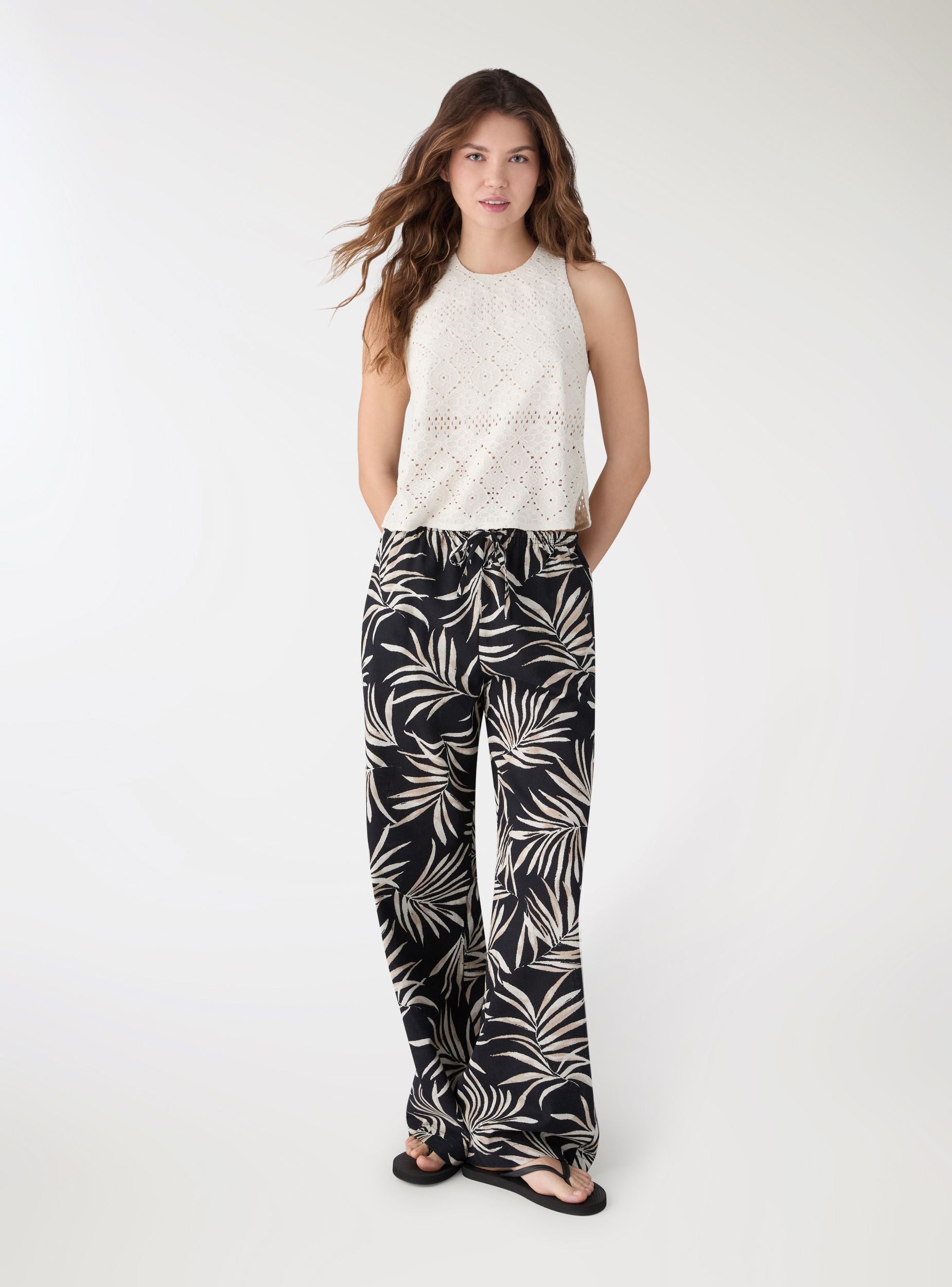 Pantaloni wide leg effetto lino con stampa foglie Var nero