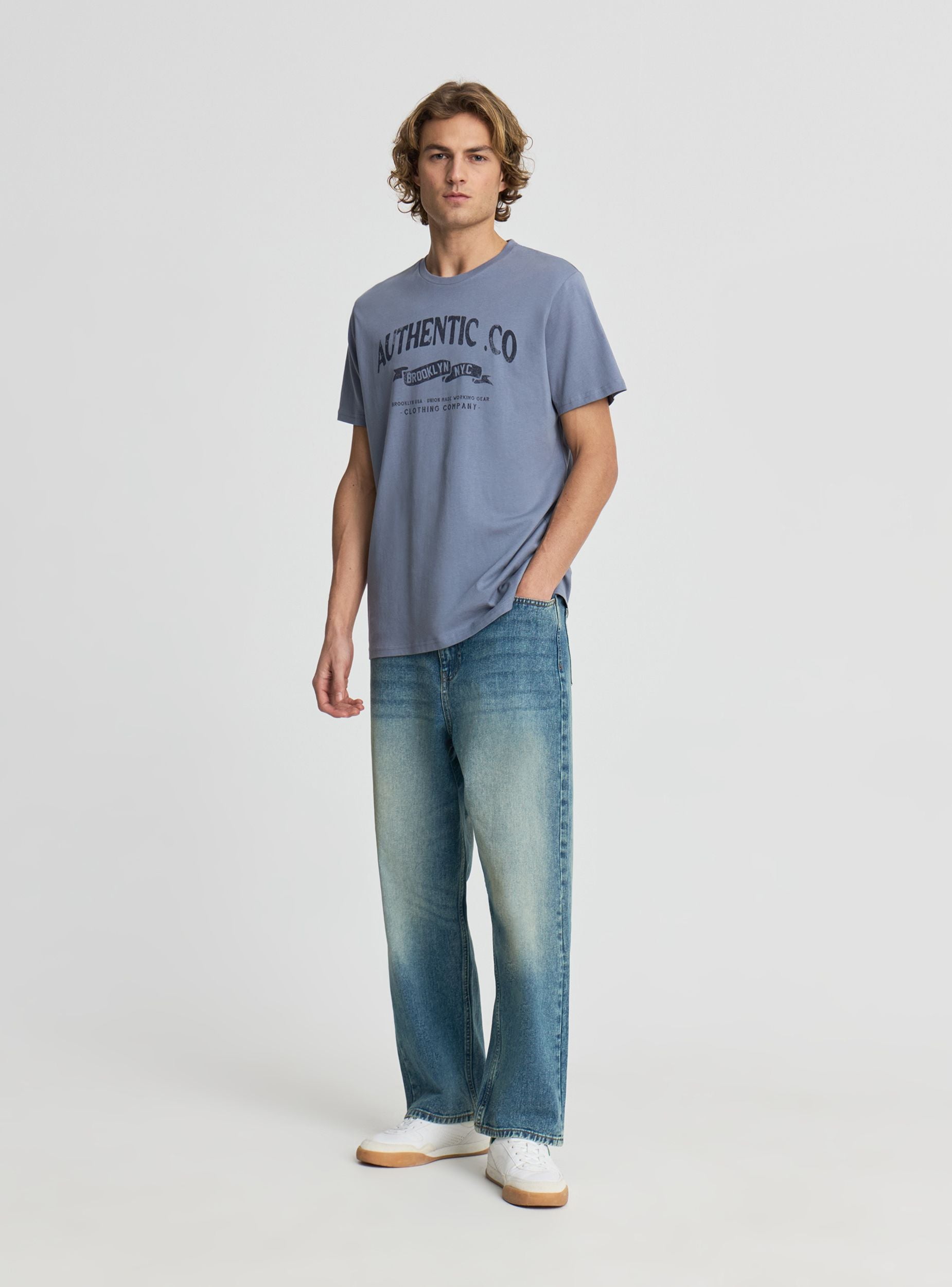 T-shirt con scritta Blu denim chiaro