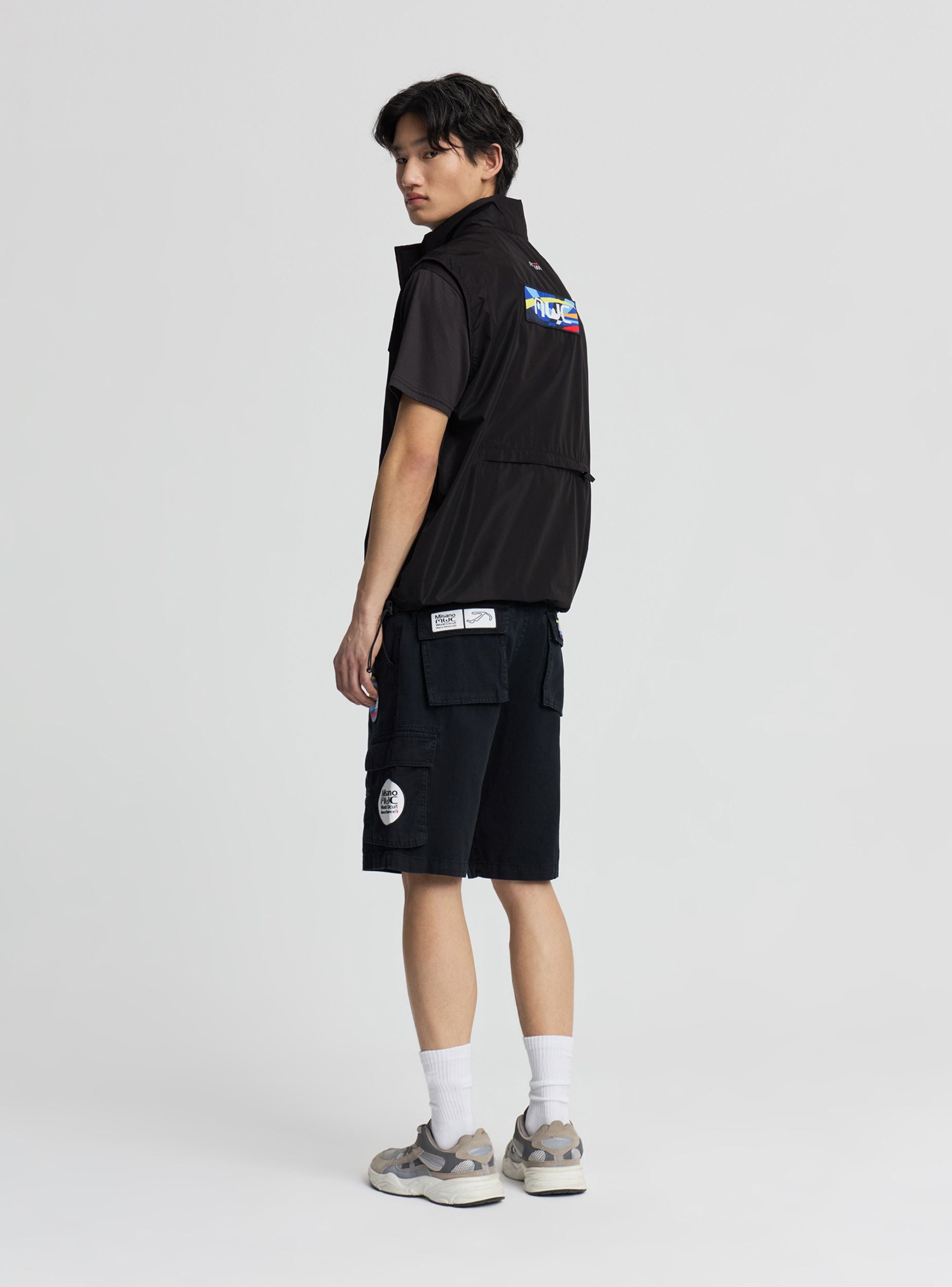 Pantaloncini cargo con patch logo