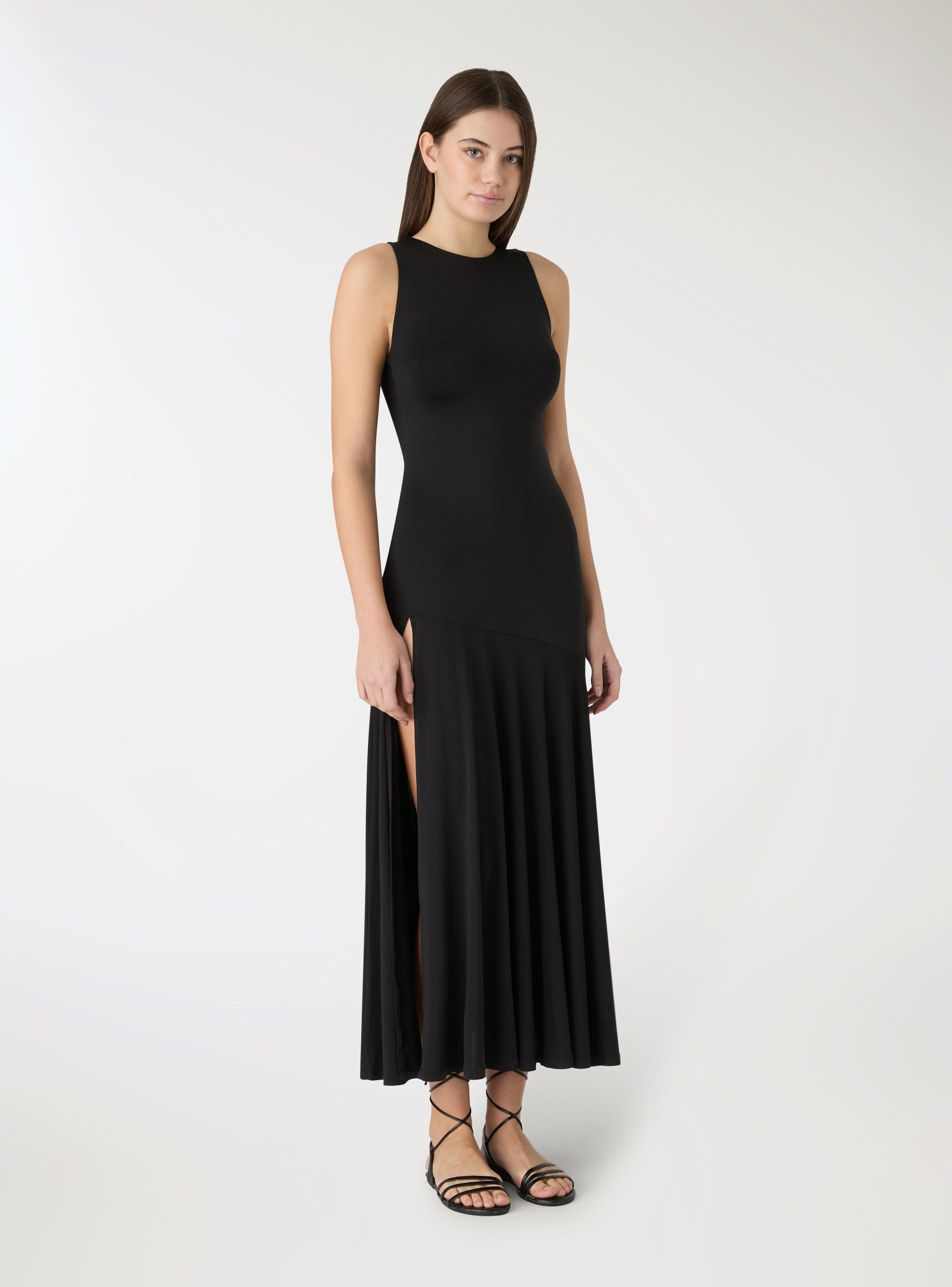 Vestito lungo svasato con spacco . donna