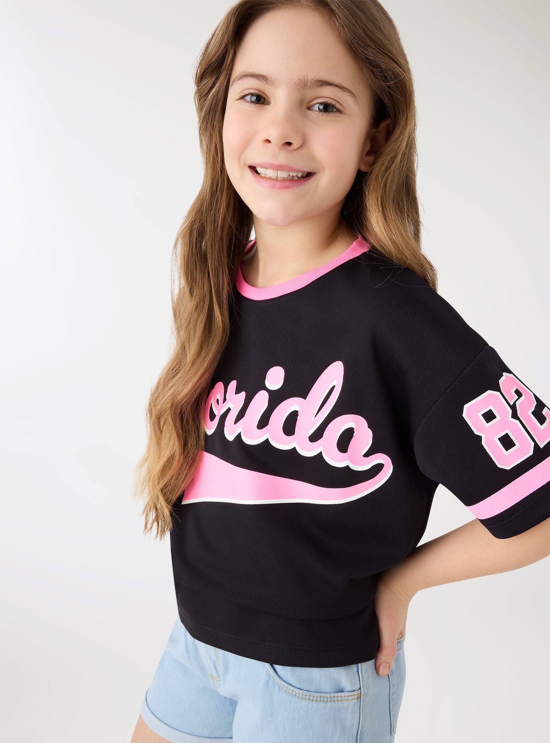 T-shirt con stampa college e profili a contrasto donna