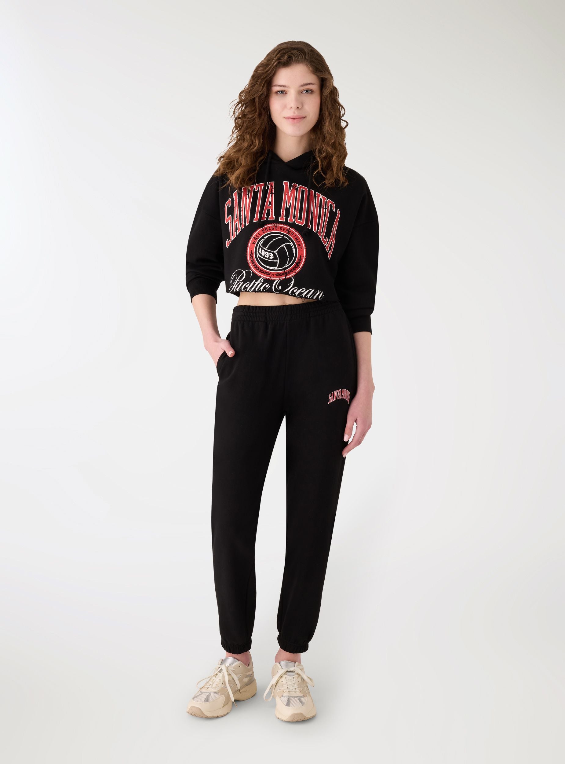 Felpa crop con cappuccio e stampa college