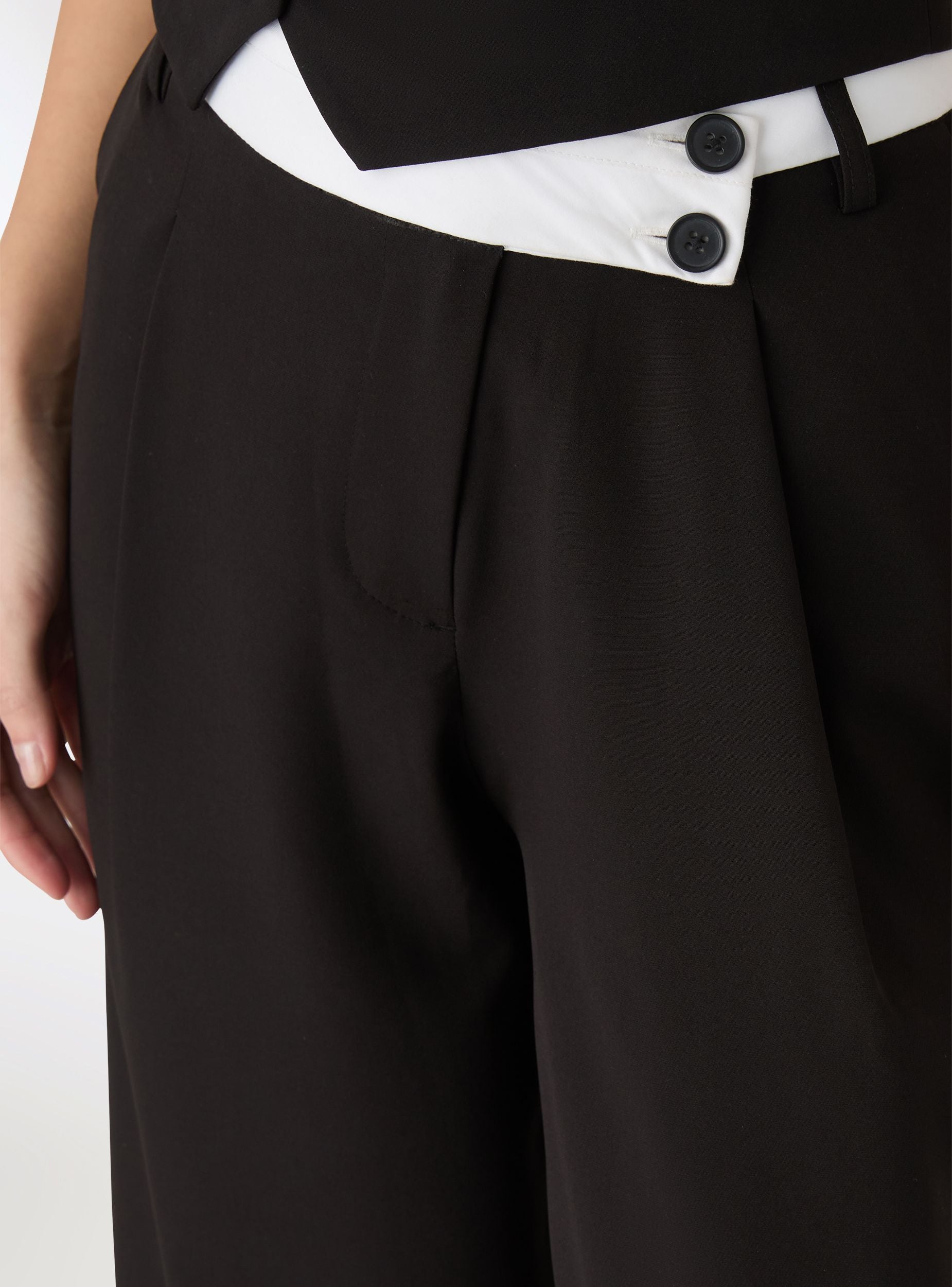 Pantaloni wide leg con fascia a contrasto