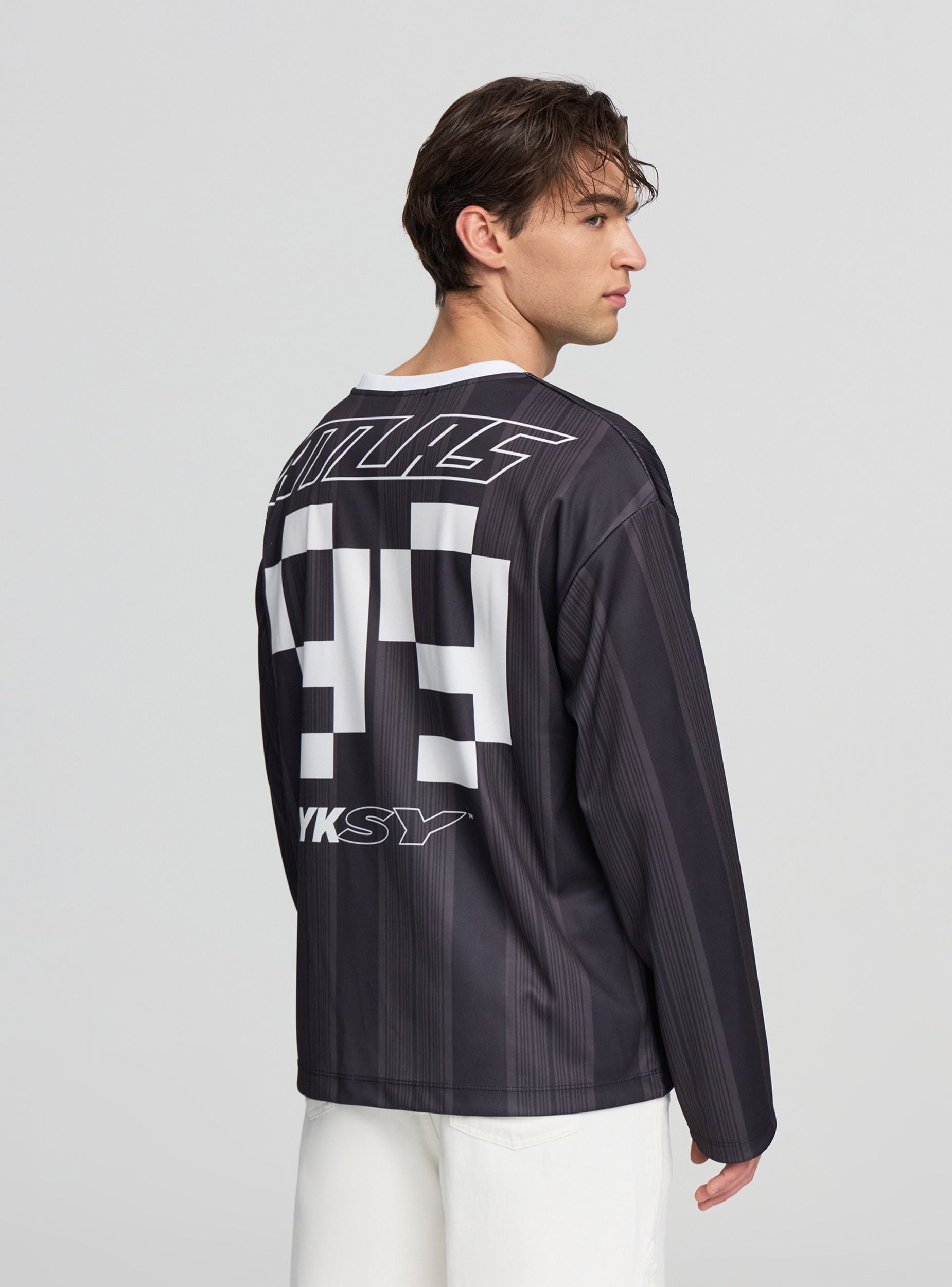 T-shirt con stampa calcio e scollo a V Var nero uomo
