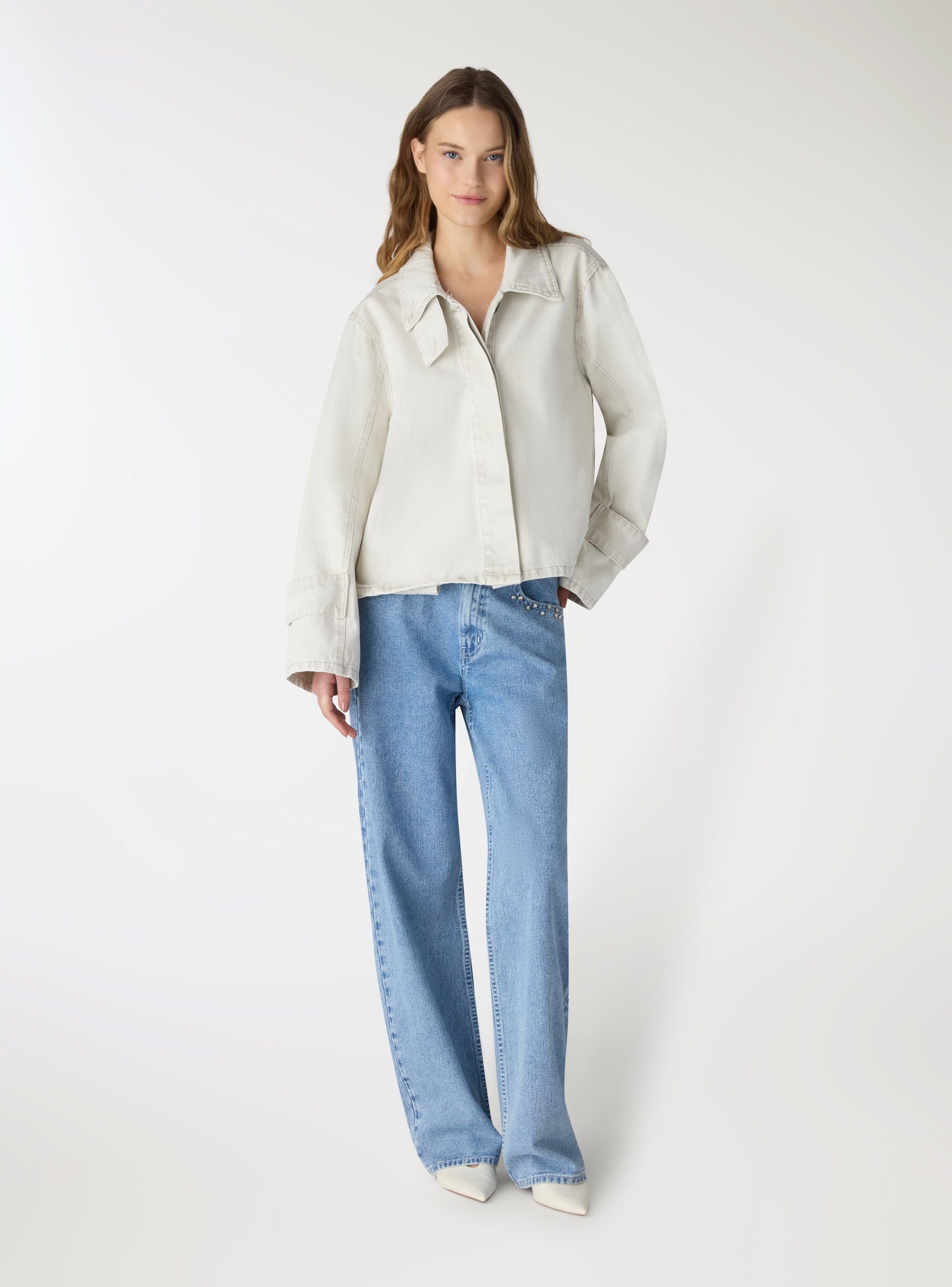 Giacca denim con collo ampio e bottoni nascosti