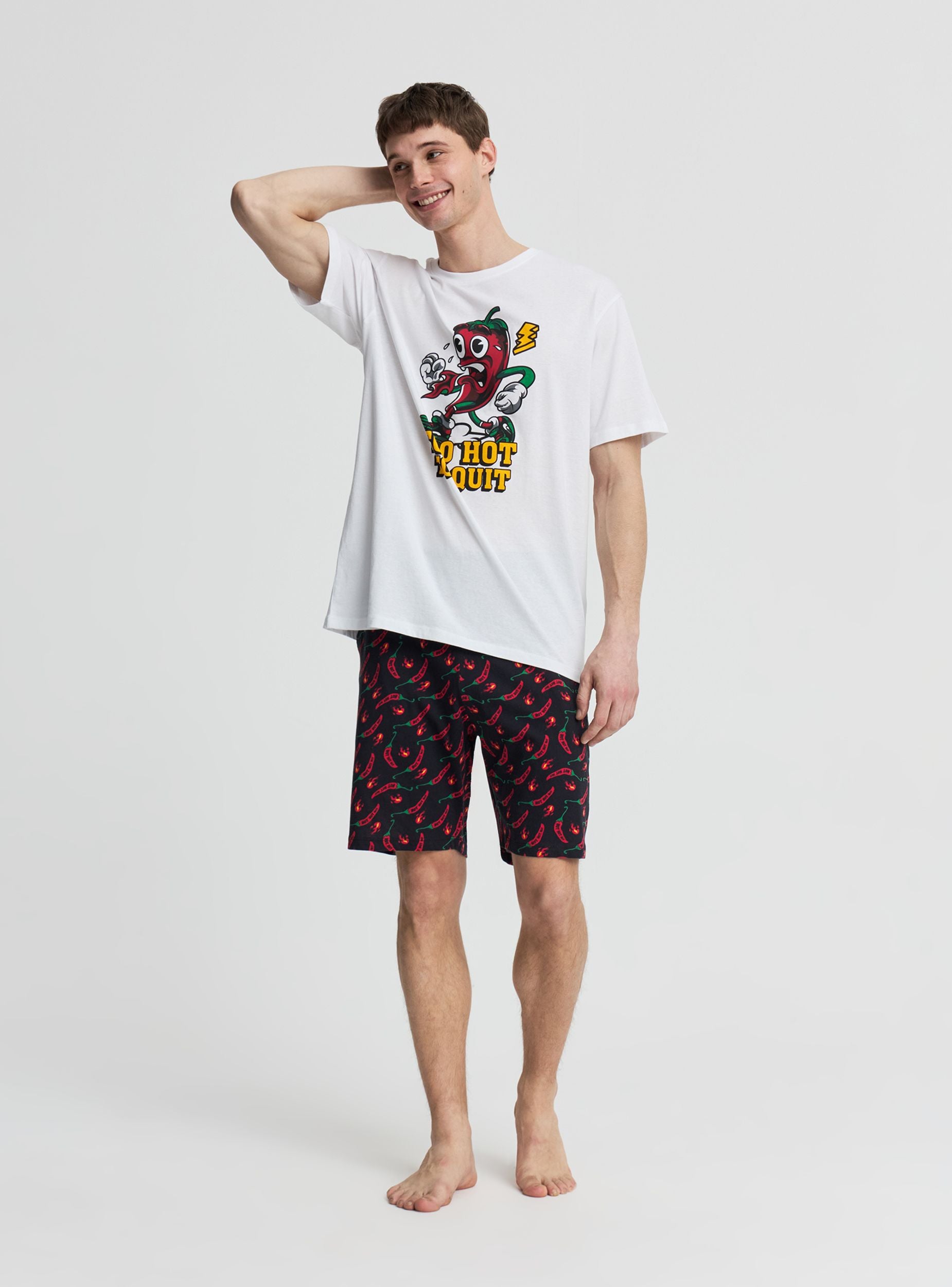 Set pigiama con t-shirt e bermuda con stampa peperoncino Var bianco ottico
