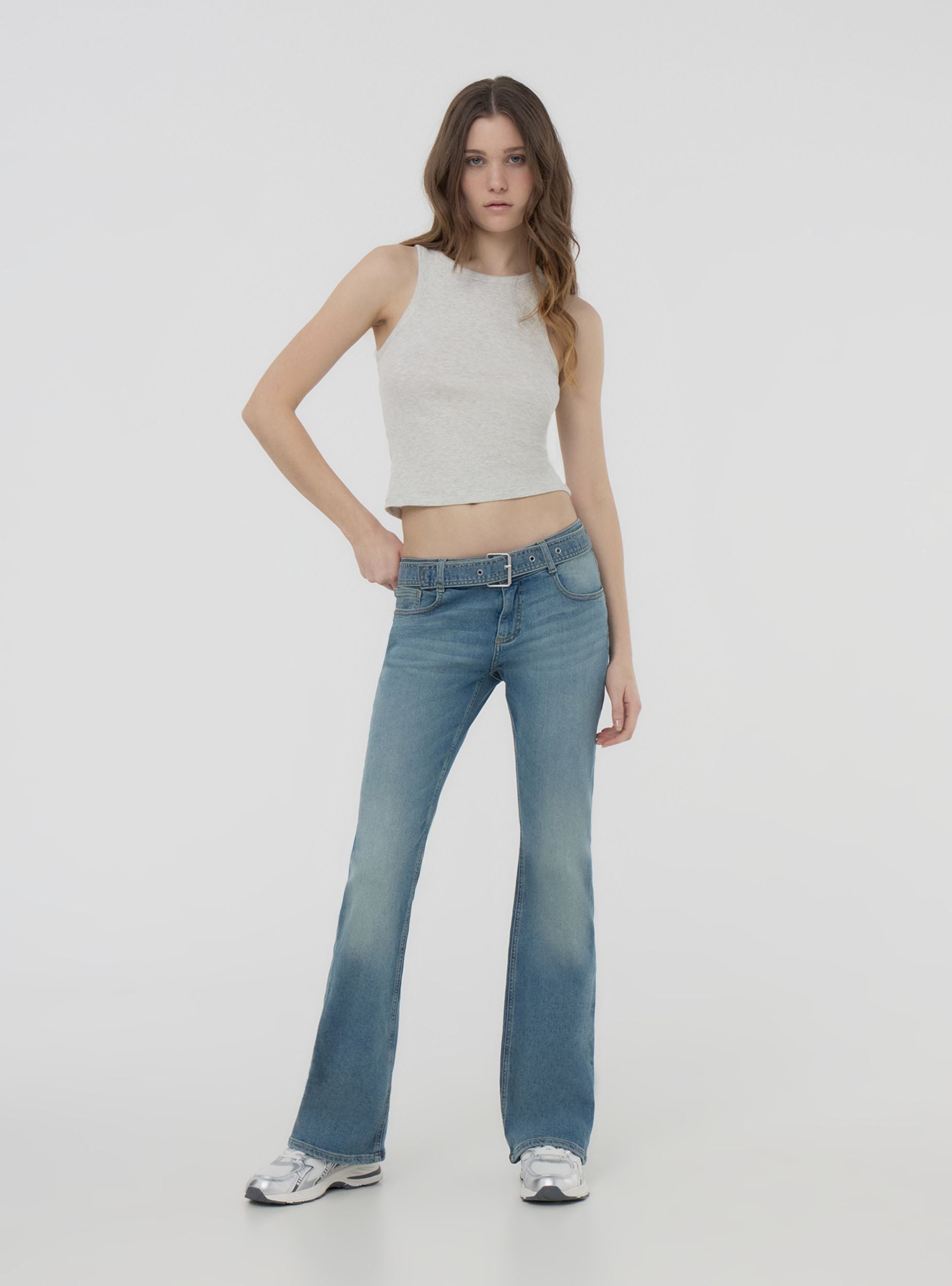 Jeans sovratinto a zampa a vita bassa con cintura Blu denim medio