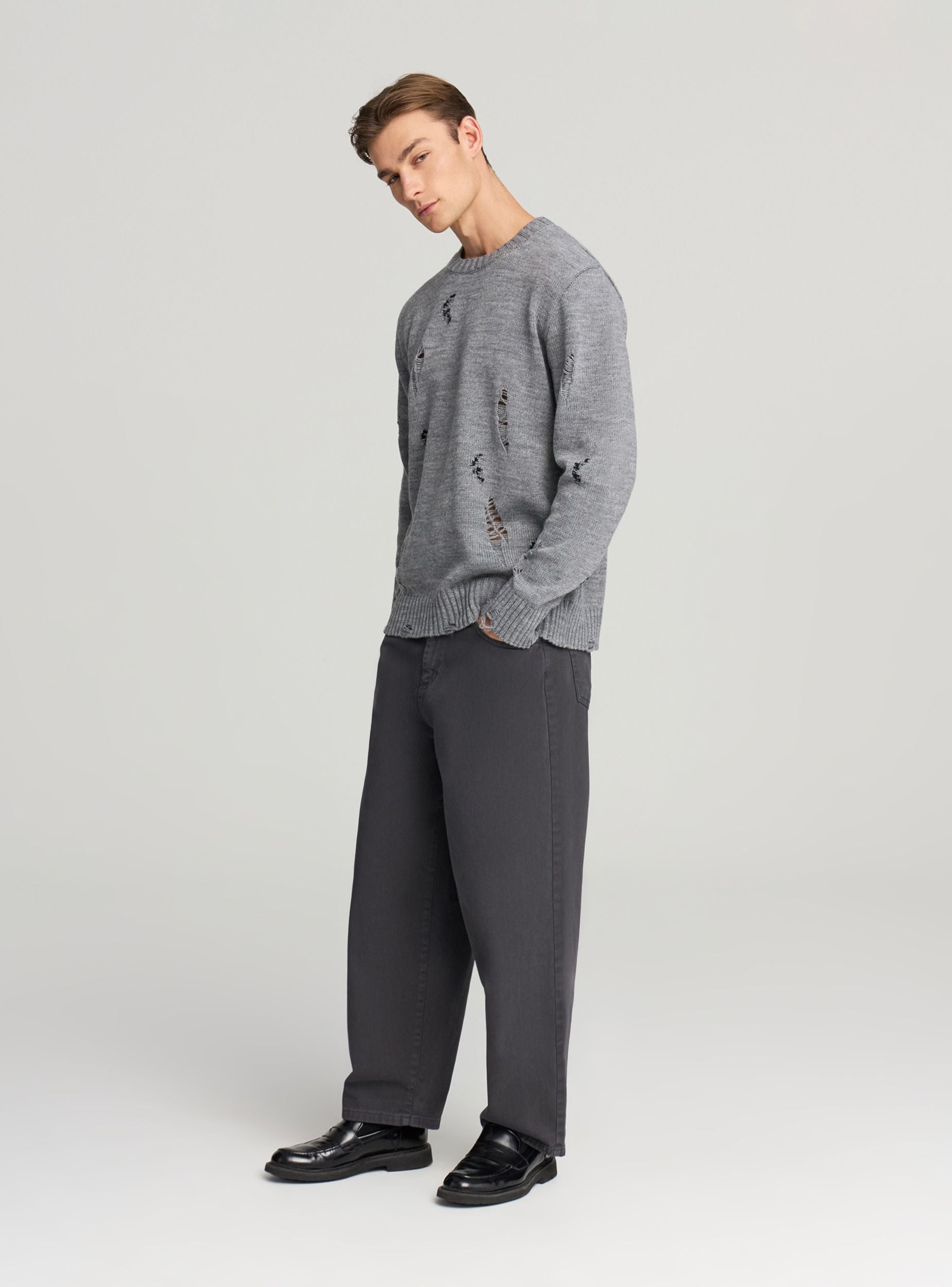 Maglia girocollo con strappi Grigio topo