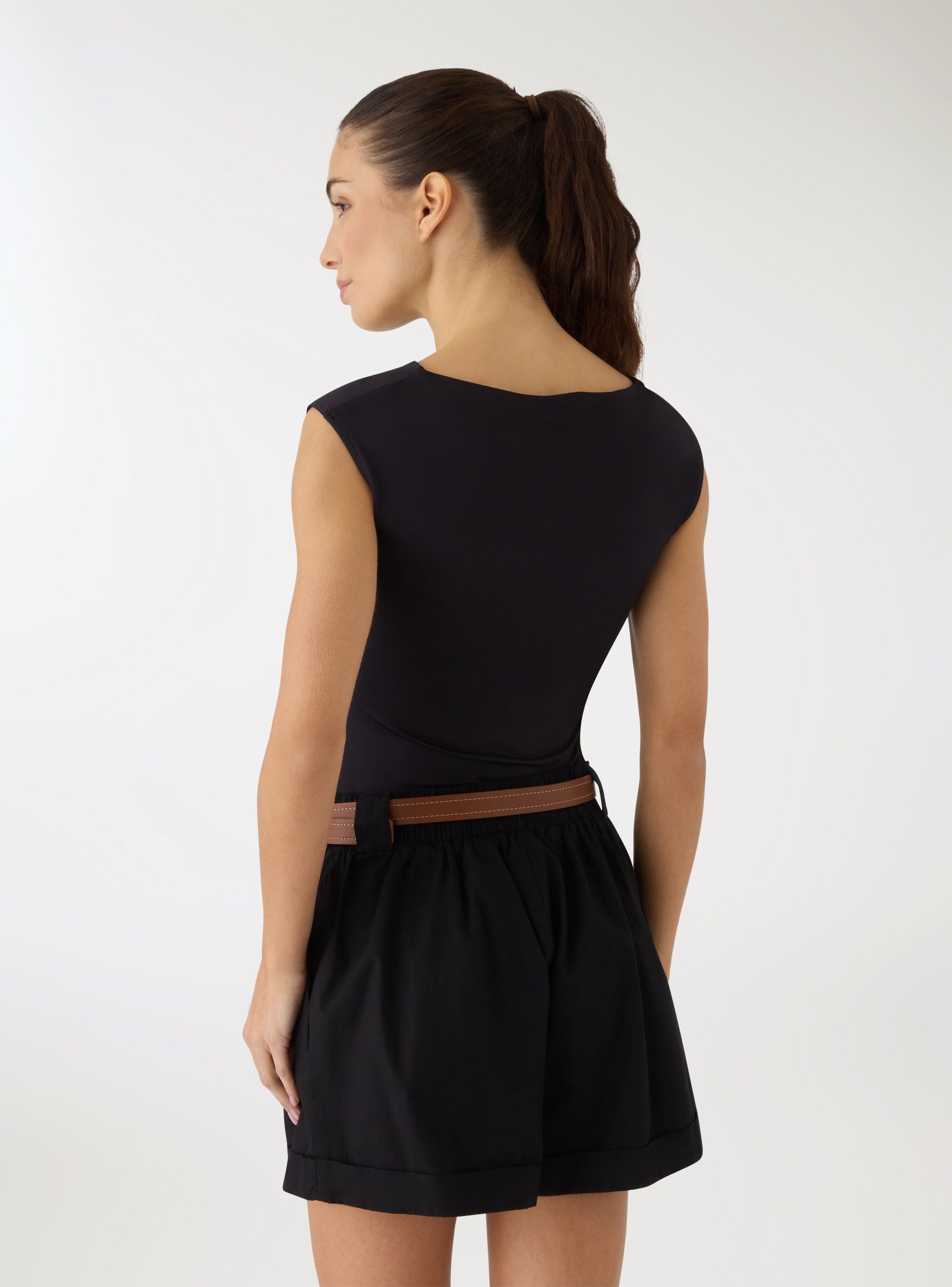 T-shirt con scollo a barchetta e arriccio laterale