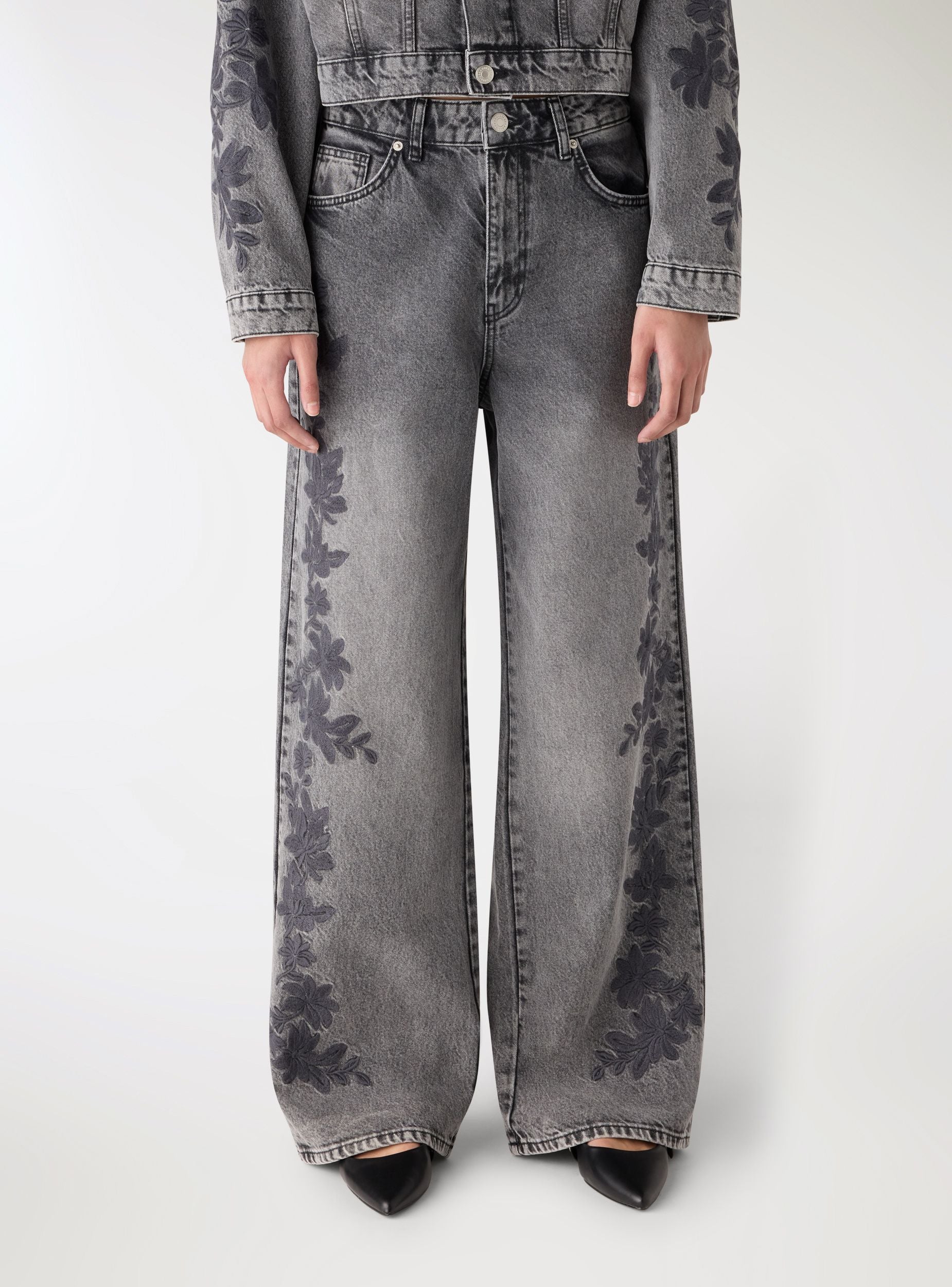 Jeans wide leg con ricamo floreale Blu denim medio