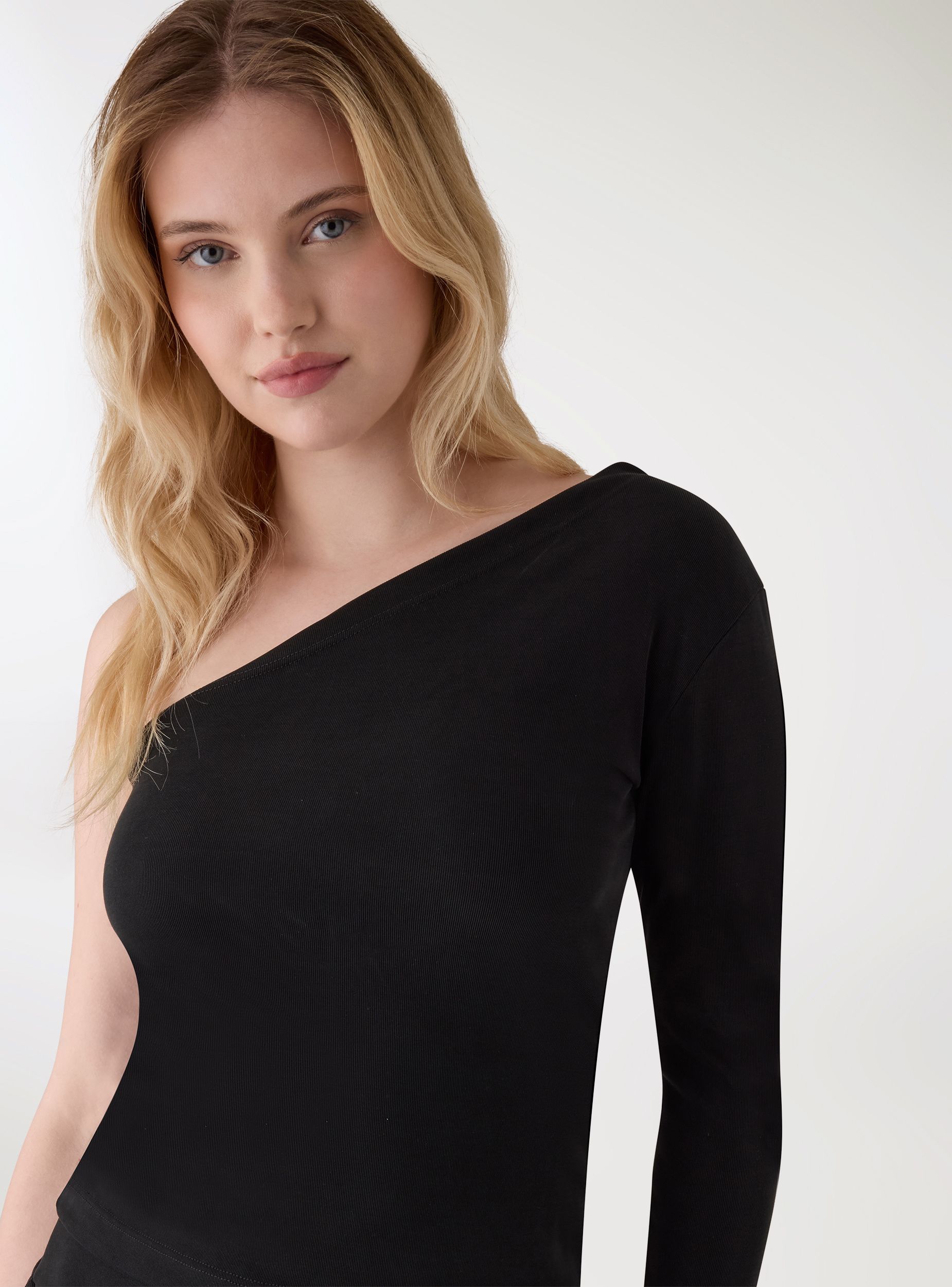 T-shirt monospalla a costine donna