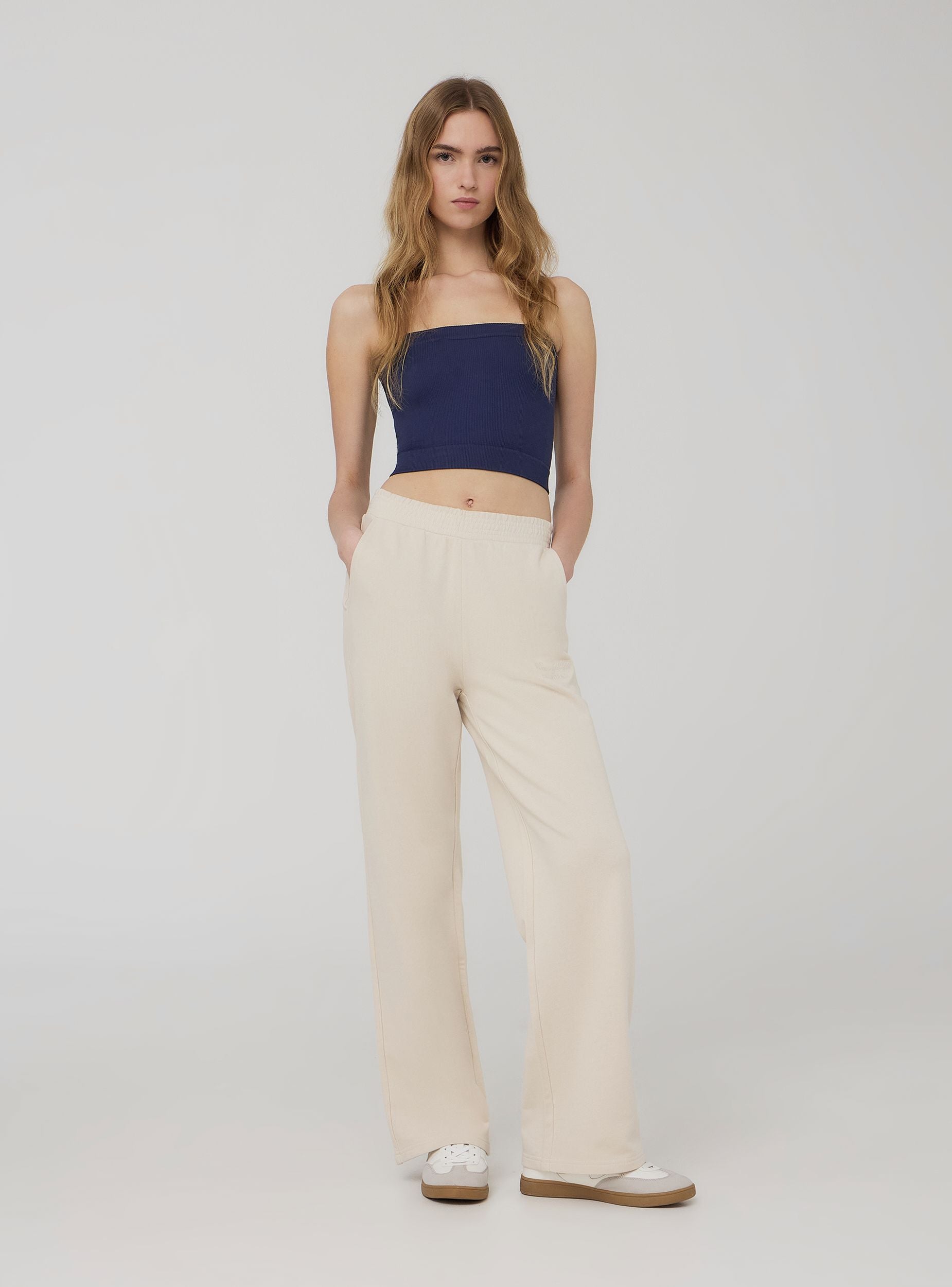 Pantaloni tuta wide leg con ricamo college Grigio perla