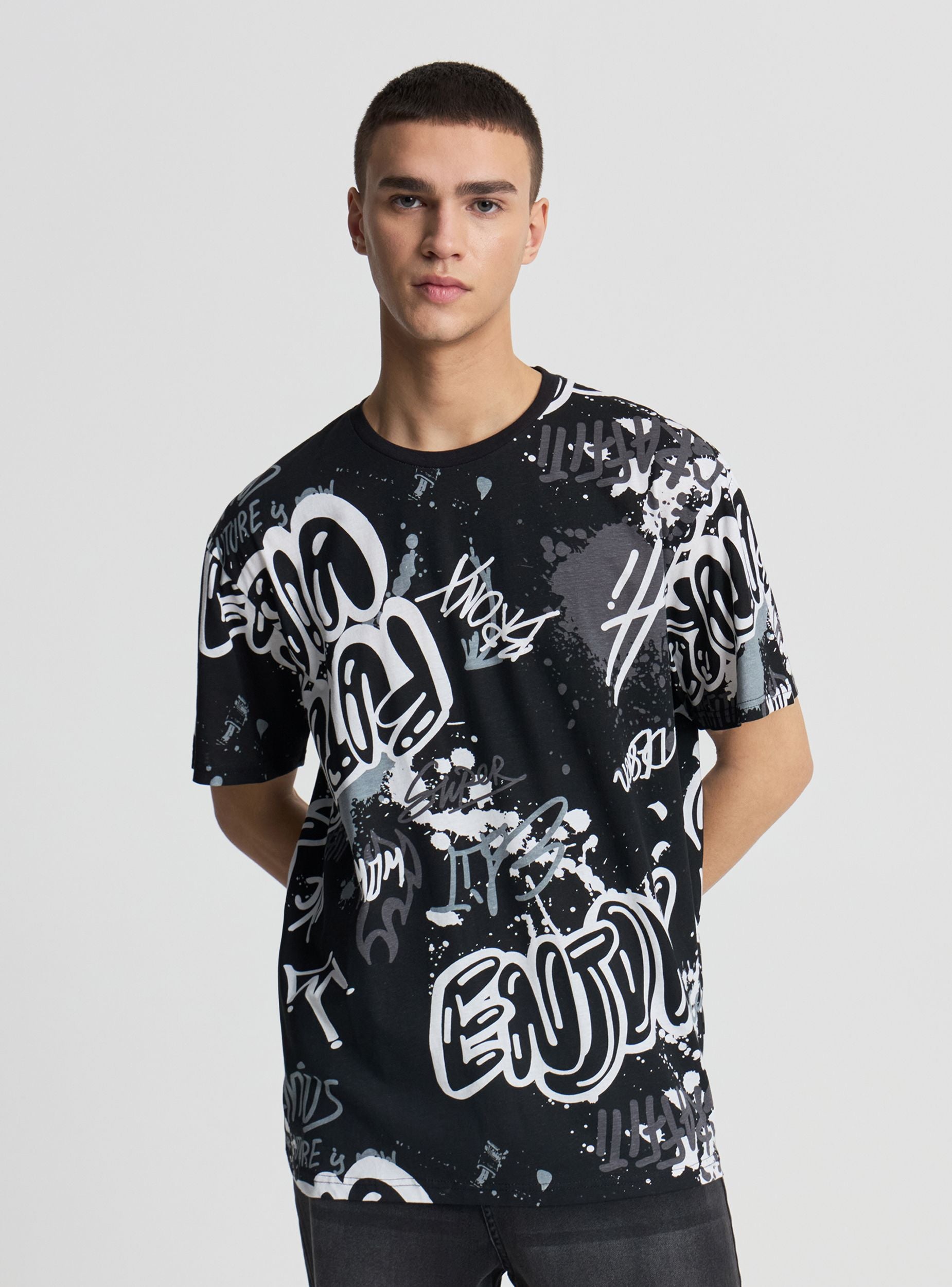 T-shirt relaxed con stampa graffiti allover Var nero uomo