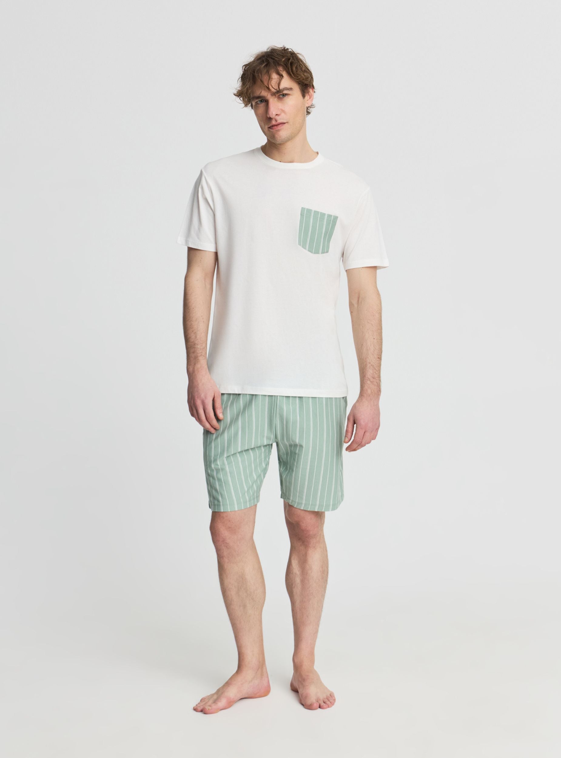 Set pigiama con t-shirt e bermuda a righe Var bianco lana