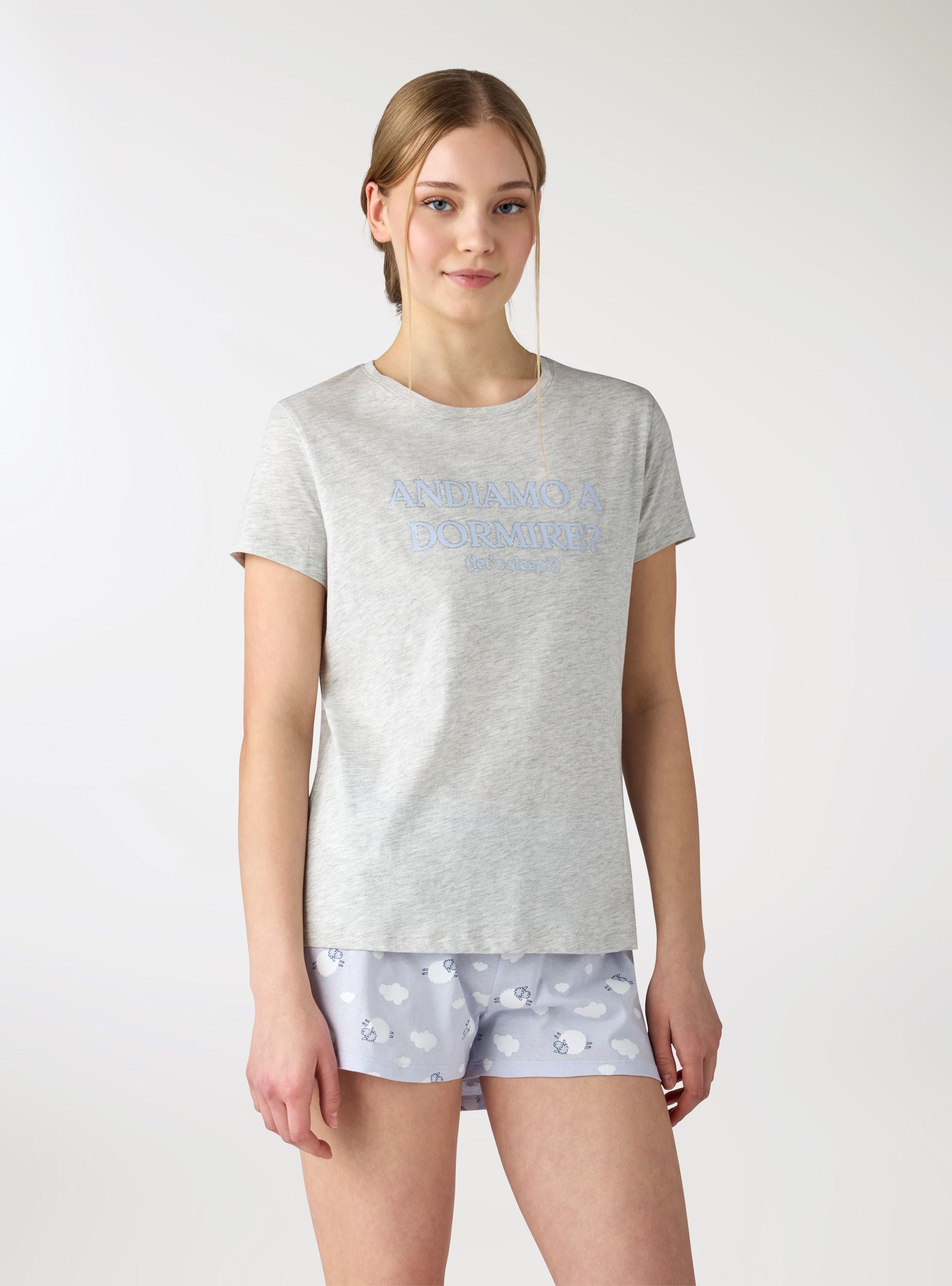 Set pigiama con t-shirt con scritta e pantaloncini fantasia Grigio chiaro melange