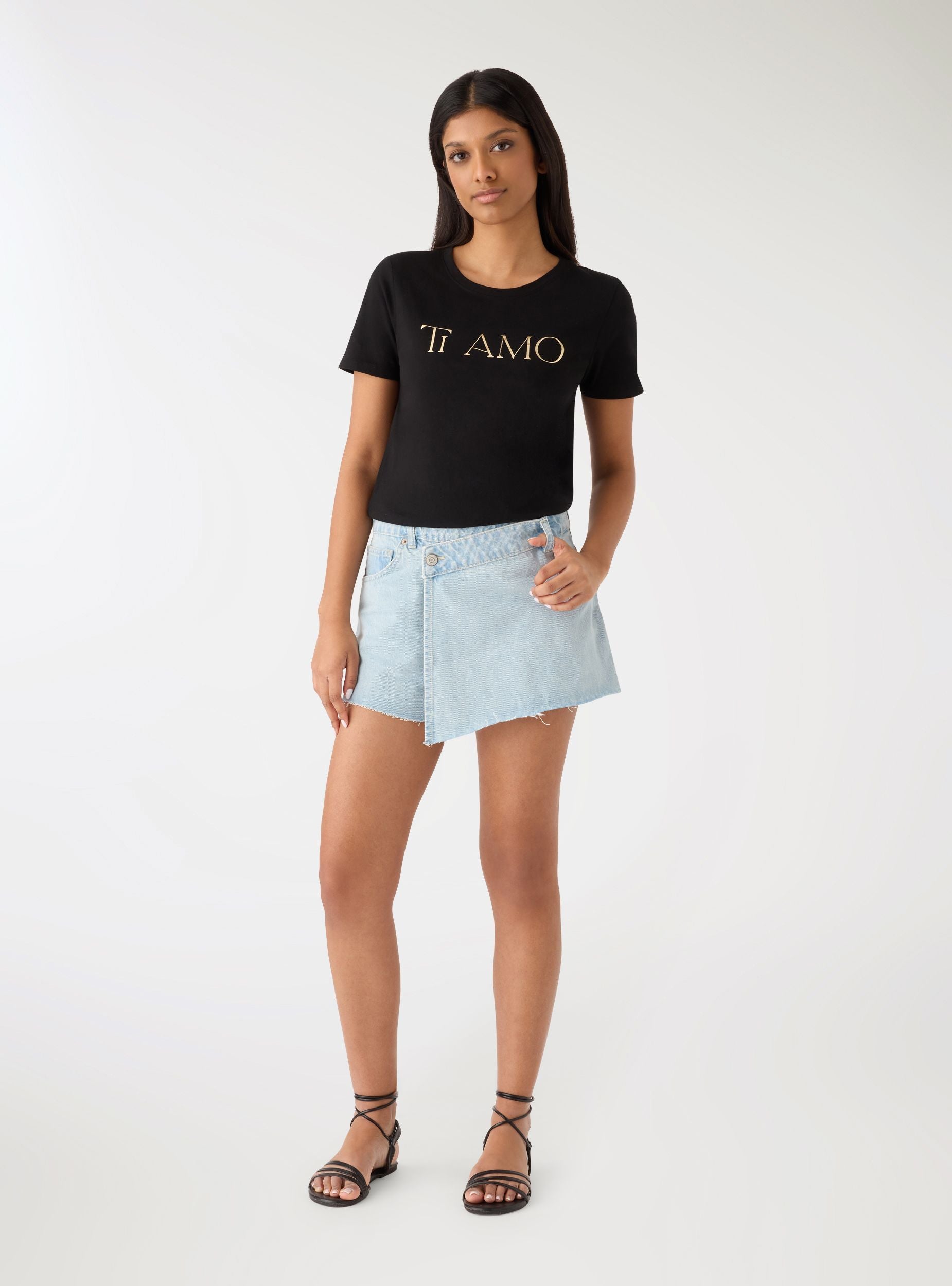 T-shirt con scritta laminata