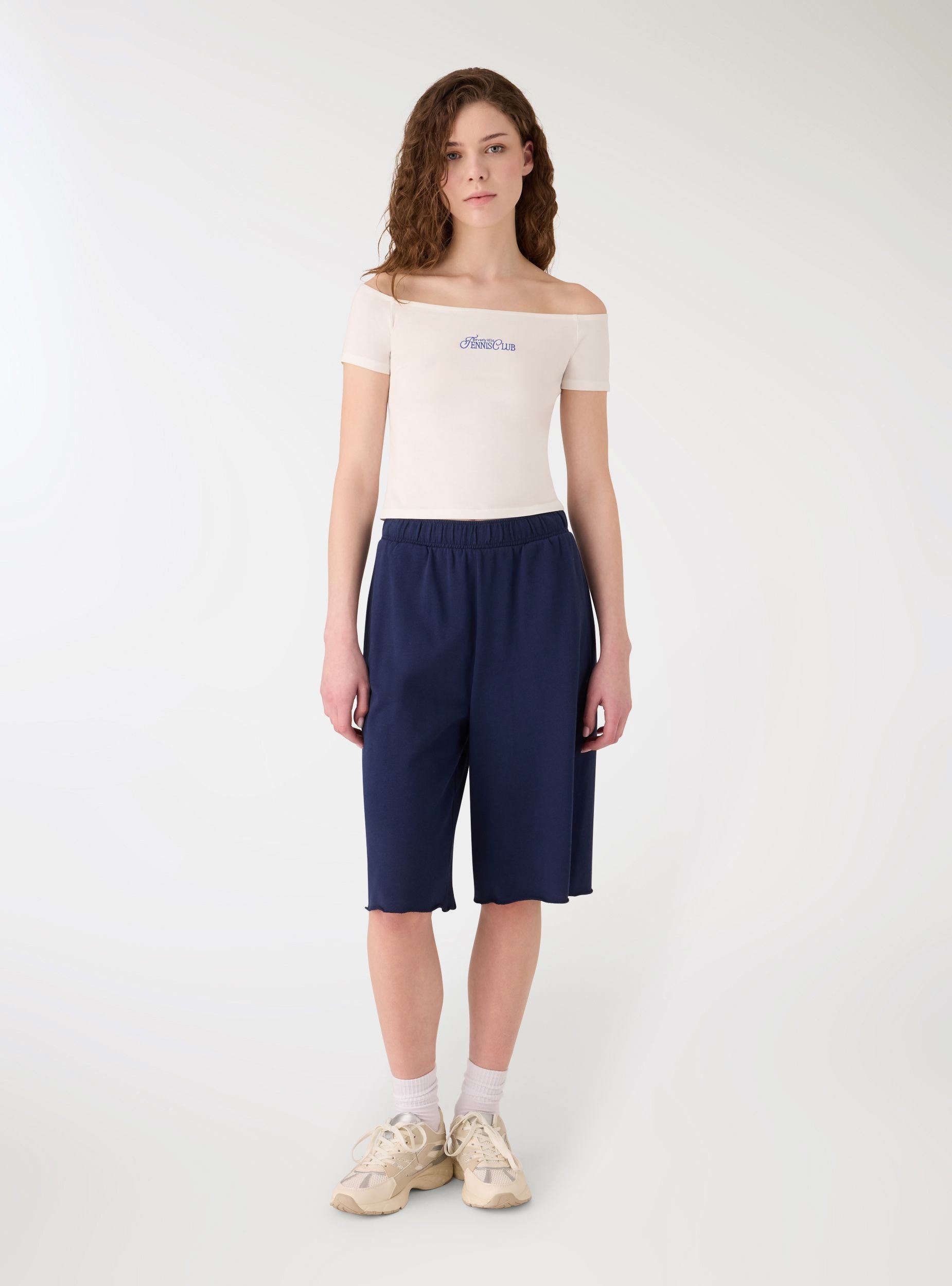 T-shirt con spalle scoperte e ricamo college Bianco lana donna