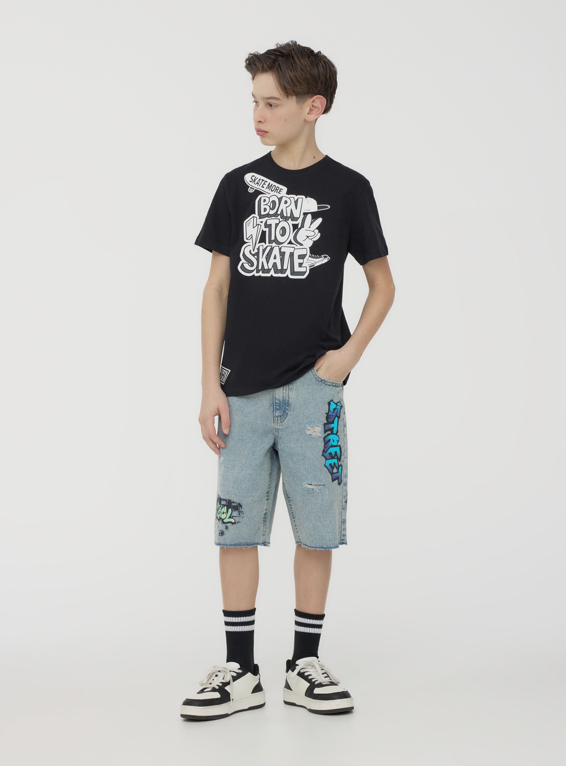 Shorts di jeans con stampe graffiti Blu denim chiaro