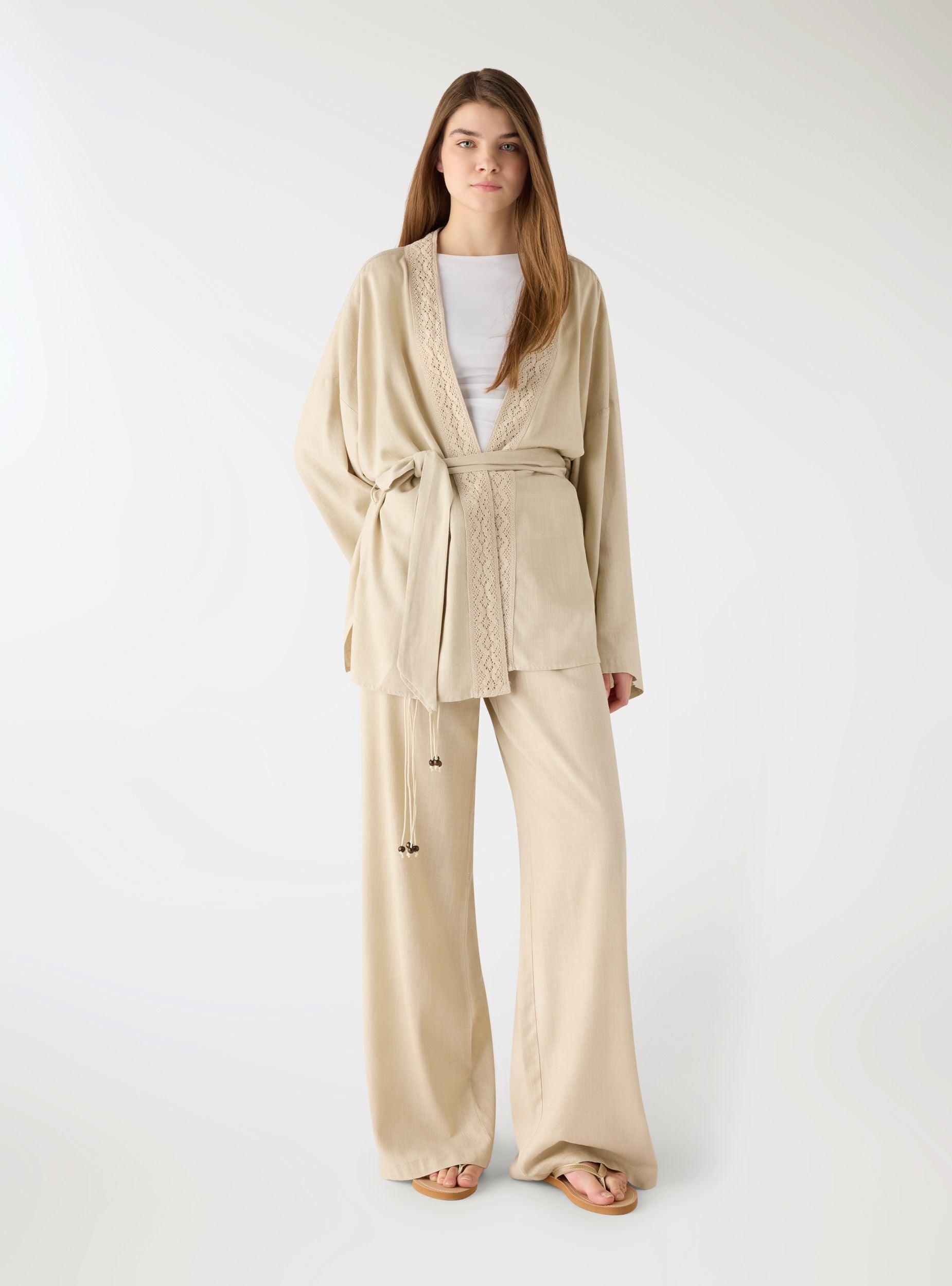 Coprispalle con cintura e bordi in pizzo Beige chiaro