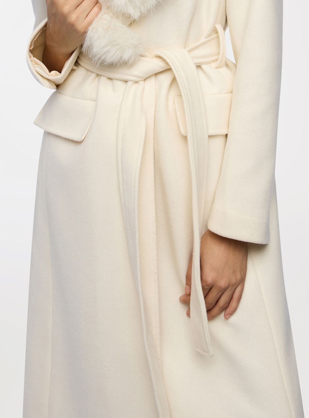Cappotto con collo effetto pelo e cintura Bianco lana