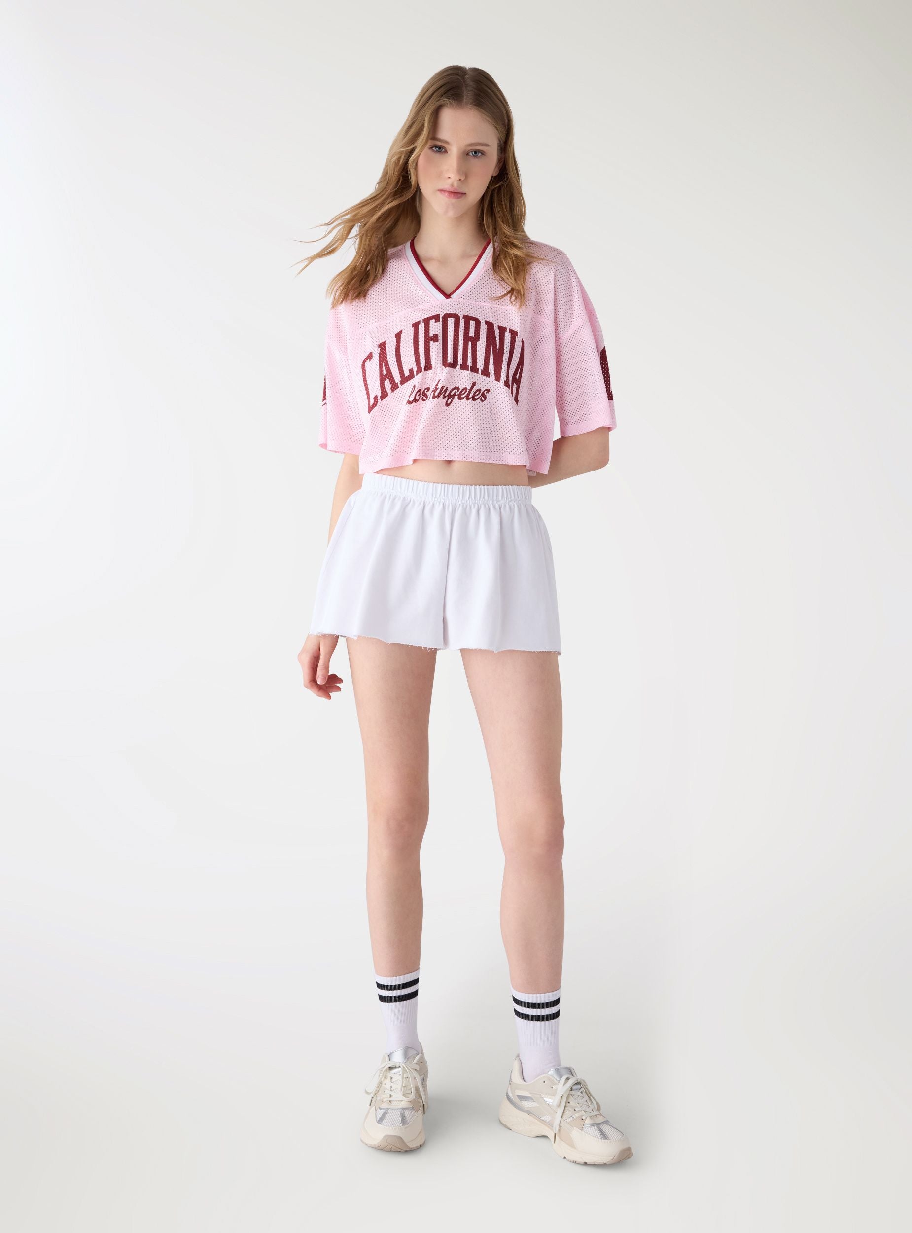 T-shirt crop a rete con stampa college donna