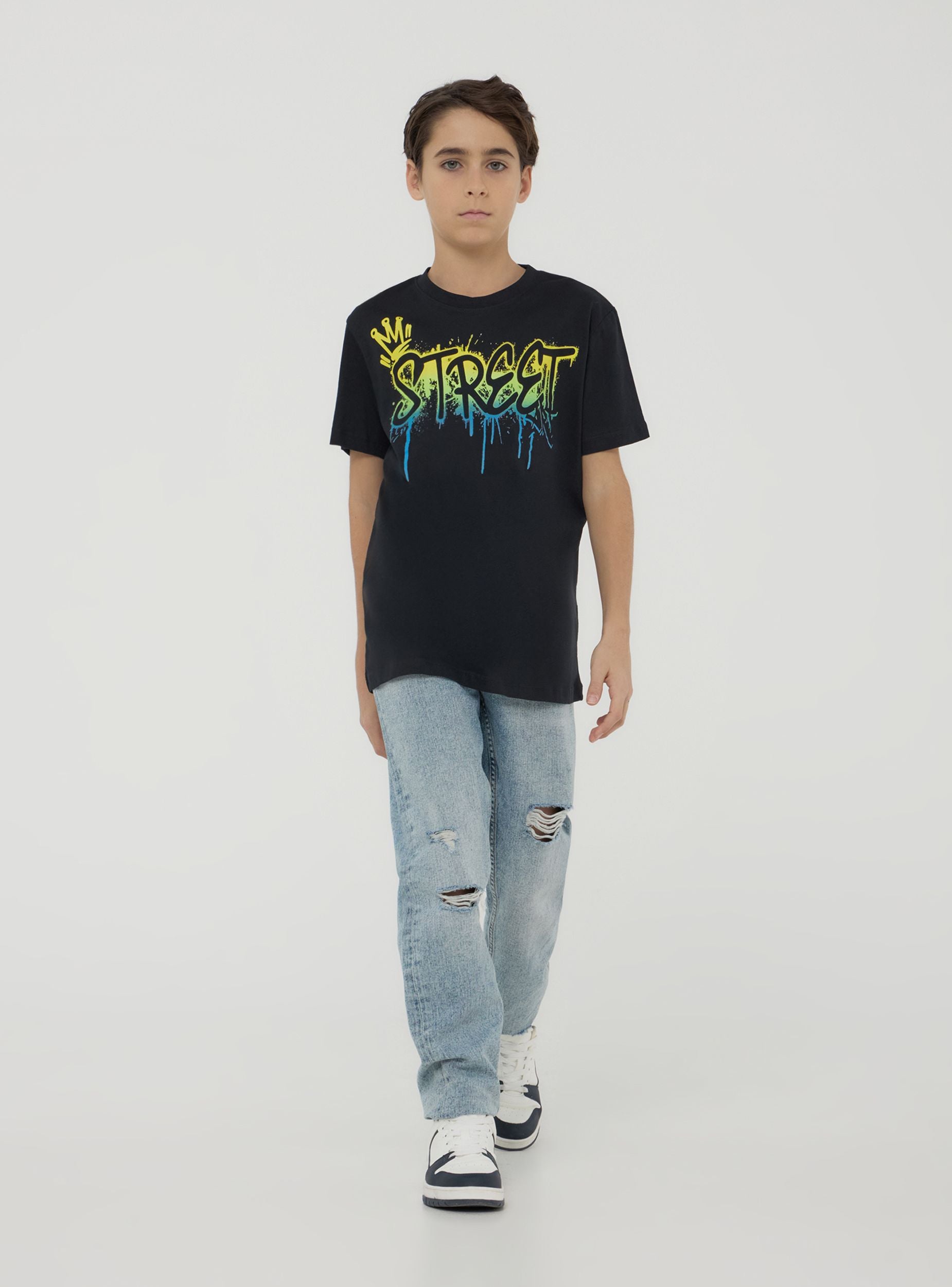 T-shirt con scritta in stile graffiti