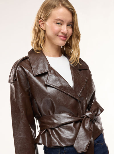 Trench corto con cintura