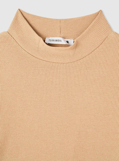 T-shirt a costine con collo lupetto