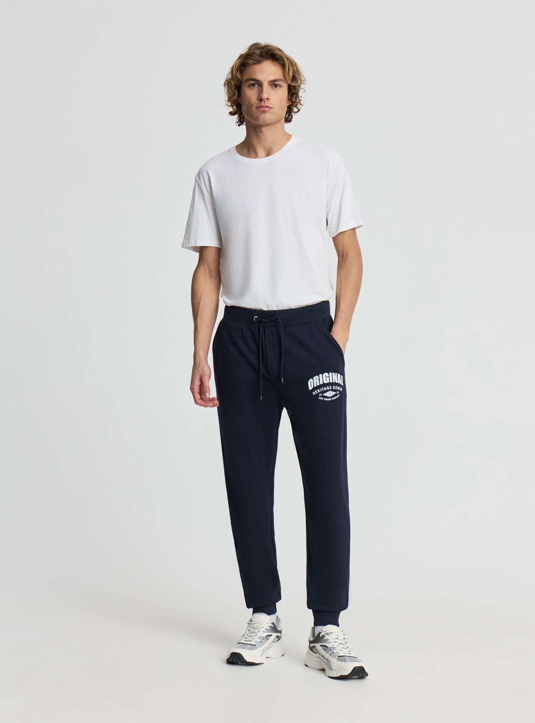 Tracksuit trousers with lettering and drawstring – Terranova