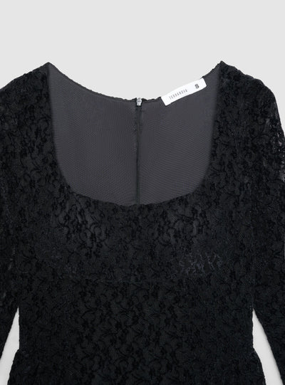 Vestito in pizzo con scollo quadrato