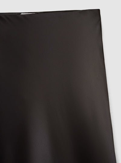 Gonna lunga svasata in satin con bordo in pizzo