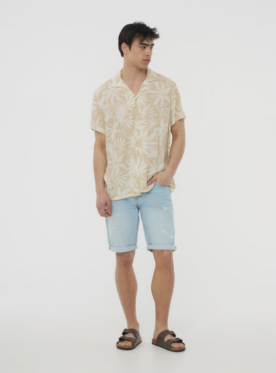 Shorts di jeans chiari con strappi