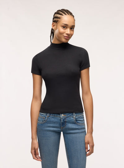 T-shirt a coste con collo lupetto