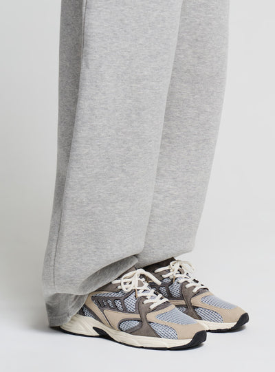 Zapatillas con inserciones perforadas y suela gruesa