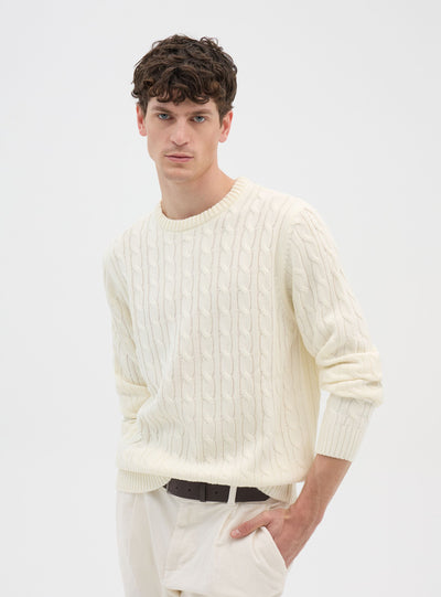 Pull à col rond avec travail en torsades