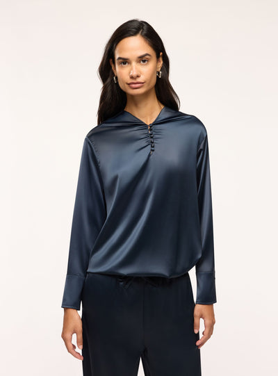 Camicia in satin con collo coreano e arriccio