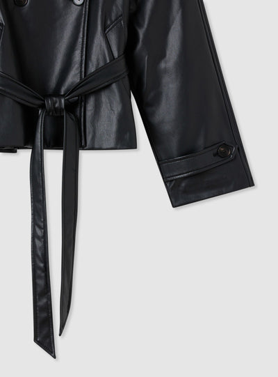 Kurz geschnittener Trenchcoat mit Lederoptik, Stehkragen und Gürtel
