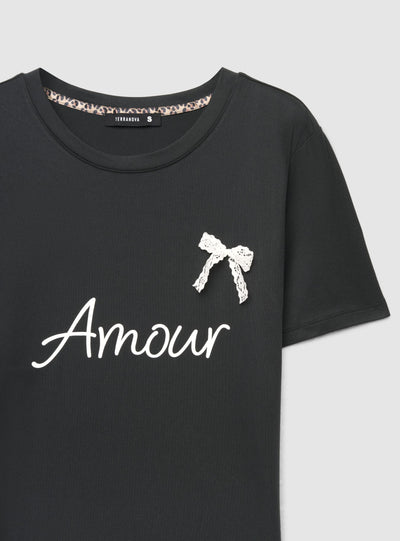 T-shirt aderente con scritta e fiocco in pizzo