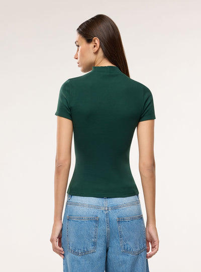T-shirt a costine con collo lupetto