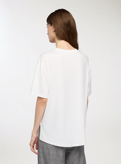 T-shirt con stampa volto e farfalle