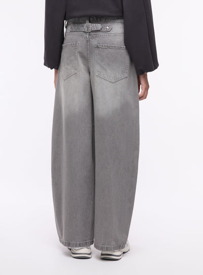 Jeans barrel con fibbia sul retro