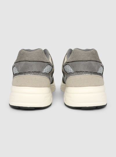 Zapatillas con inserciones perforadas y suela gruesa