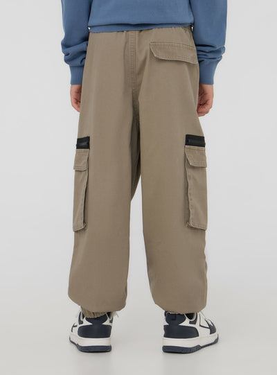 Pantaloni cargo con zip