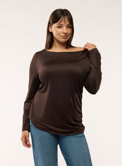 T-shirt a maniche lunghe con scollo barca asimmetrico